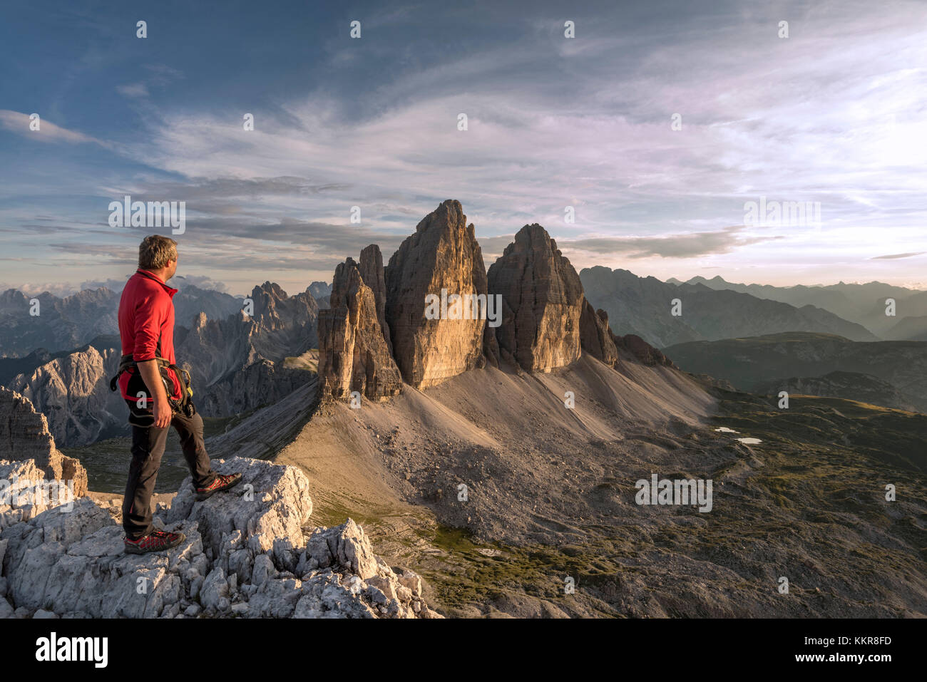 Sesto / Sexten, province de Bolzano, Dolomites, Tyrol du Sud, Italie. Un alpiniste admire le coucher du soleil sur les trois sommets de Lavaredo Banque D'Images