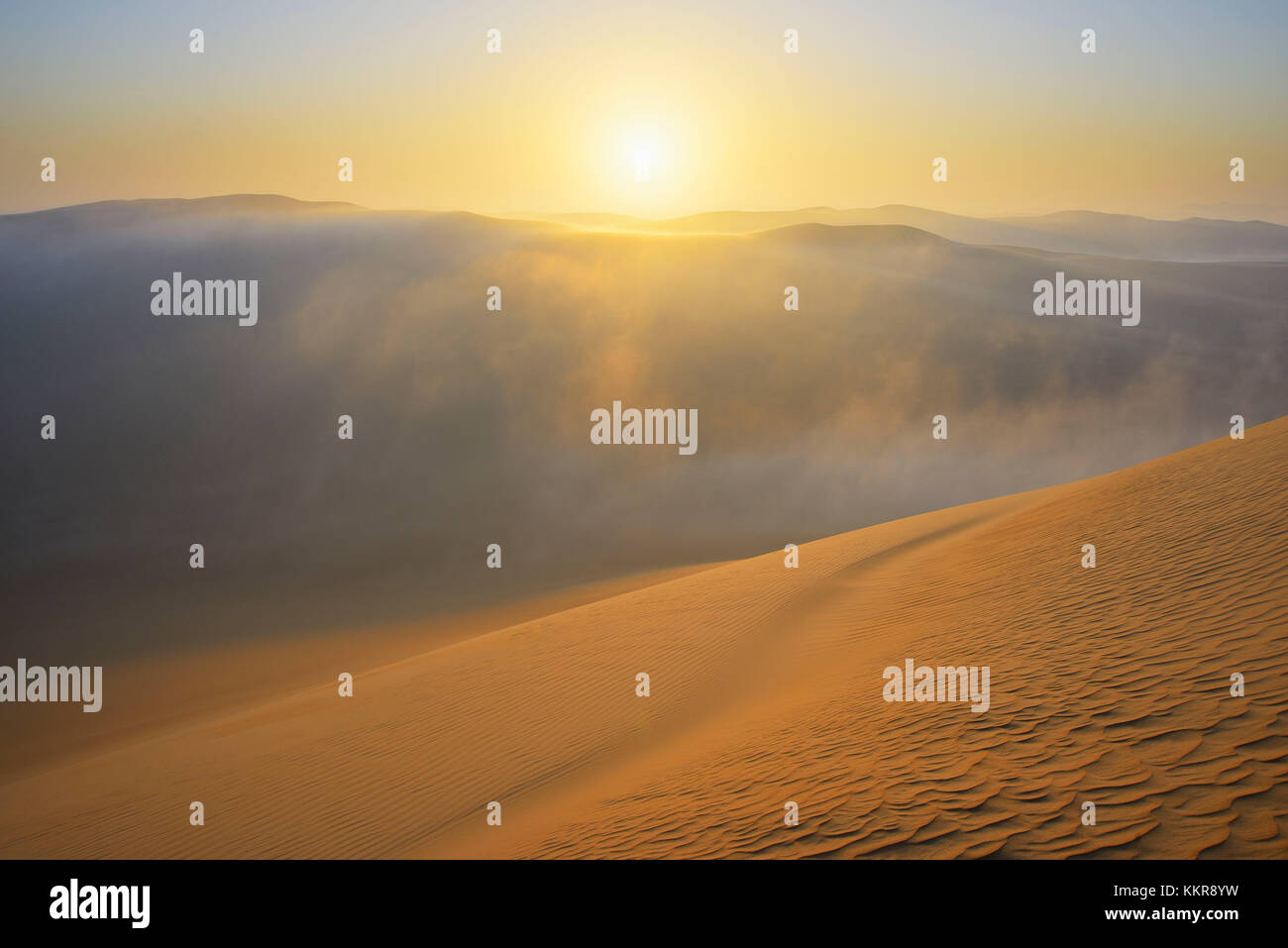 Dune de sable avec morning mist, matruh, grande mer de sable, désert de Libye, désert du Sahara, l'Egypte, l'Afrique du Nord, Afrique Banque D'Images