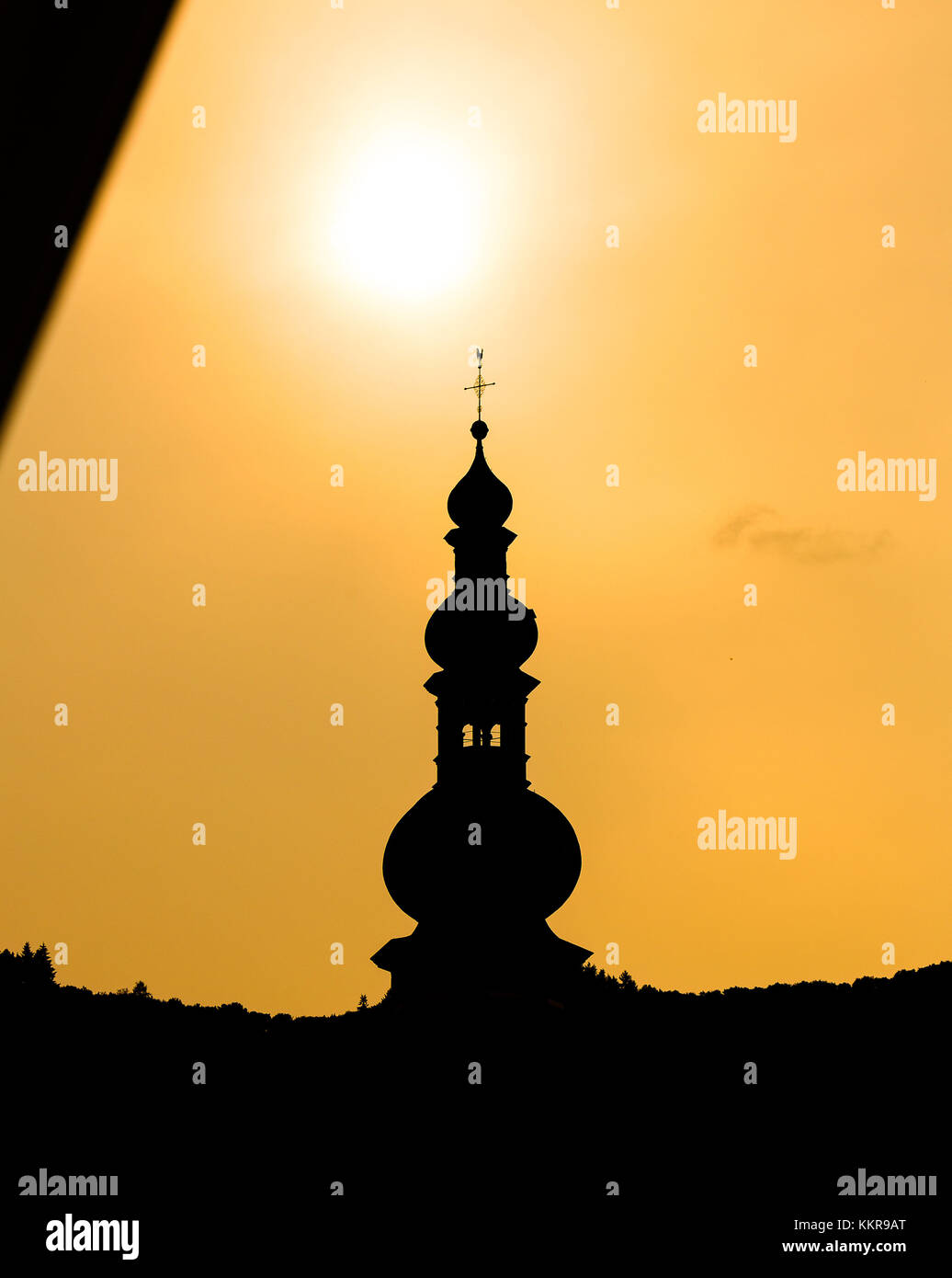 La silhouette d'une église au coucher du soleil dans le village de Cochem, Allemagne Banque D'Images