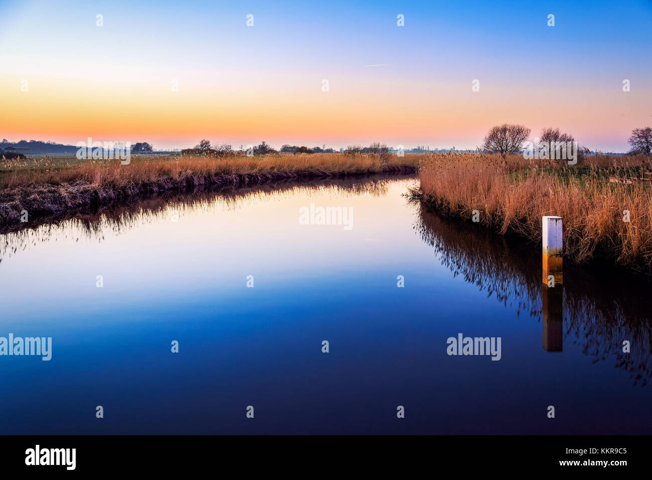 Après-midi à la rivière près de leda potshausen en Frise orientale au coucher du soleil Banque D'Images