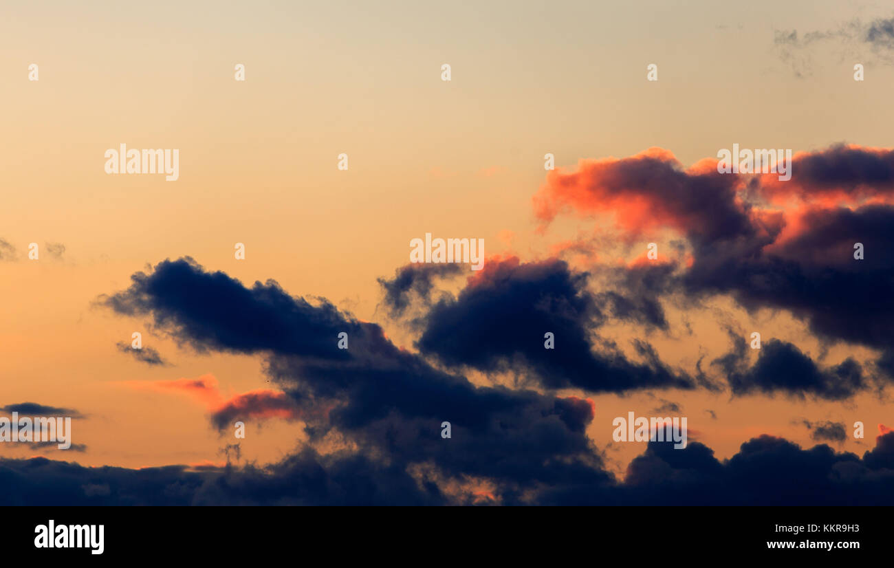 Les nuages colorés pendant le coucher du soleil plus de Frise orientale Banque D'Images