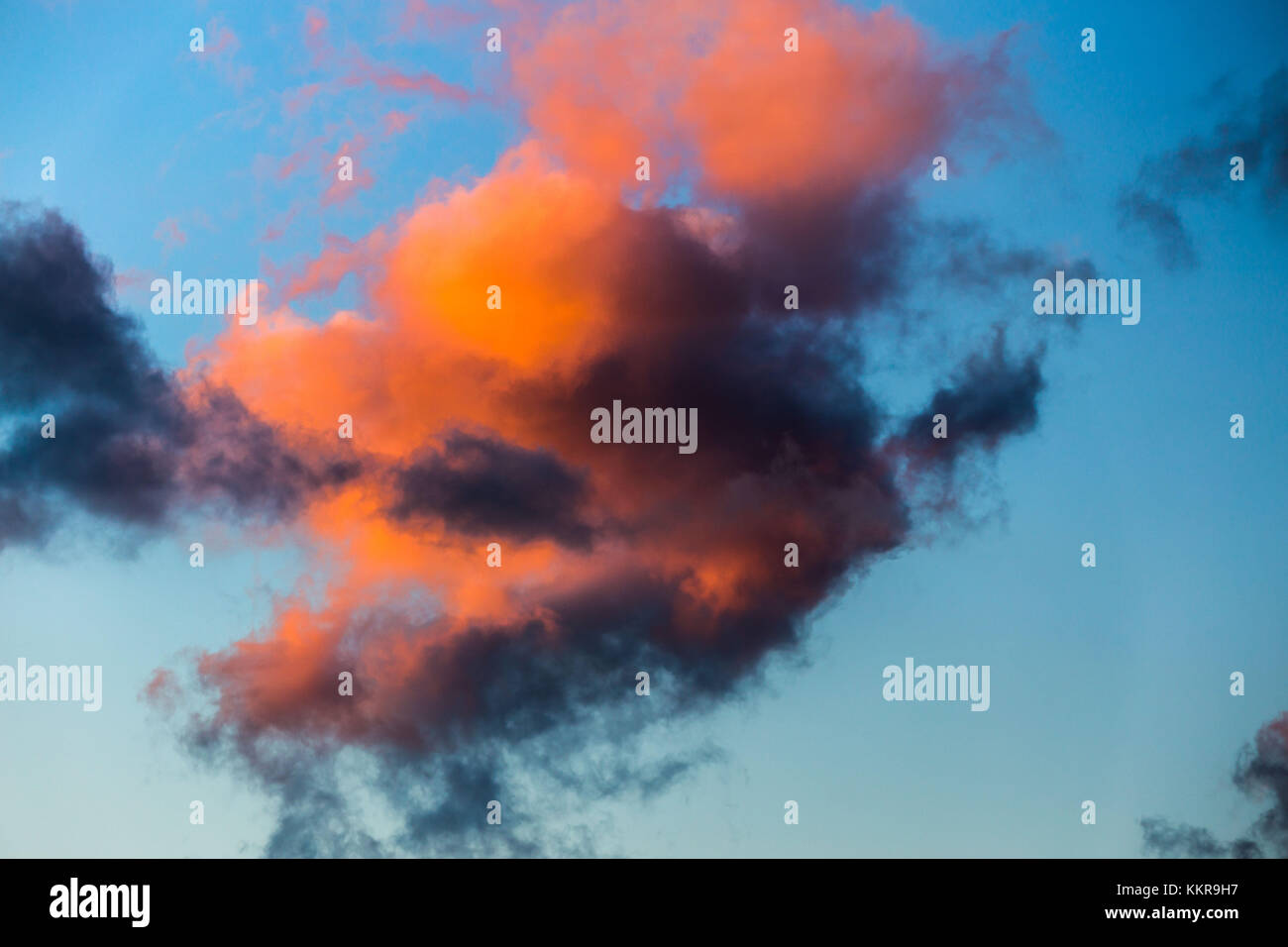 Les nuages colorés pendant le coucher du soleil plus de Frise orientale Banque D'Images