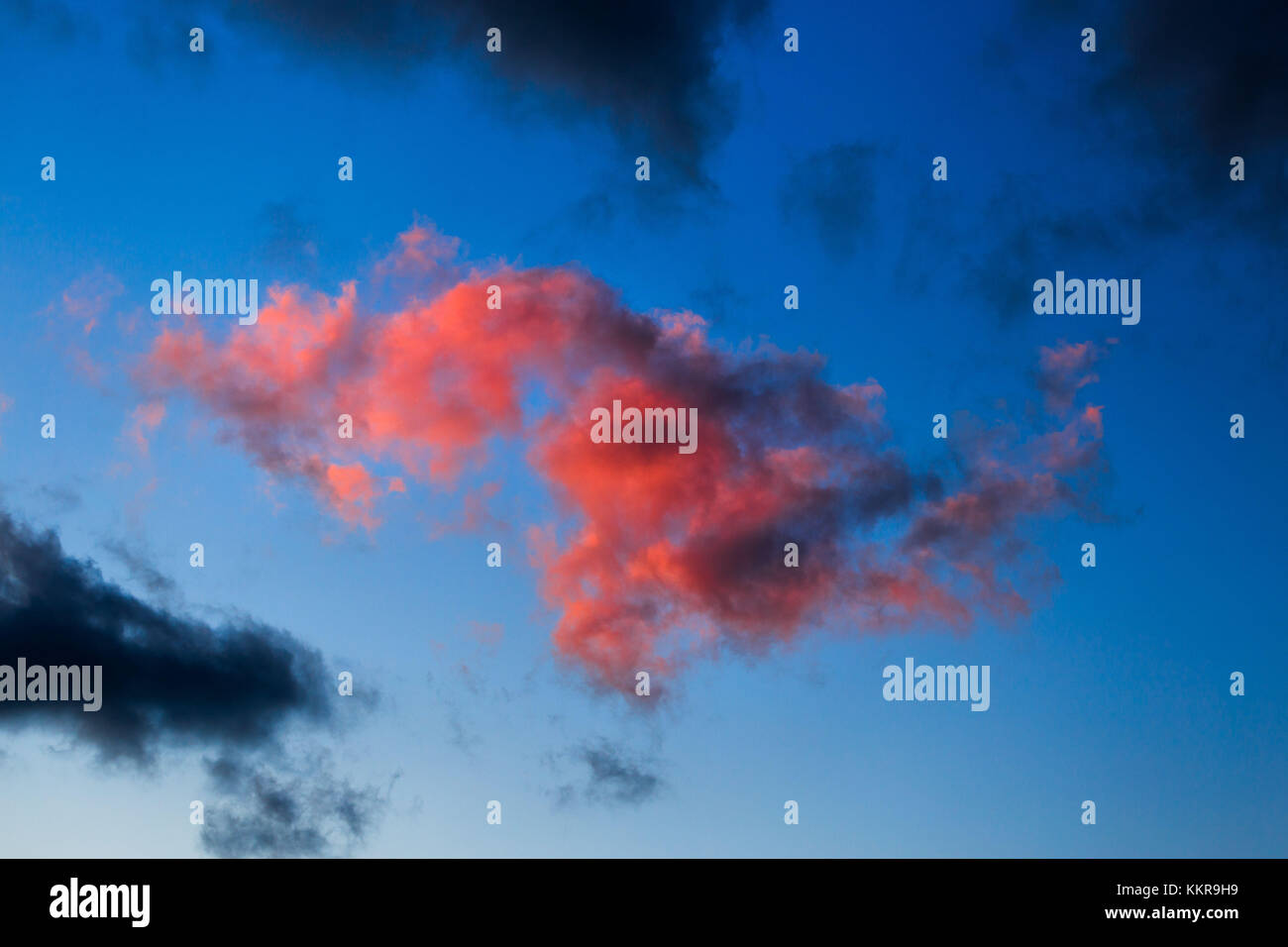 Les nuages colorés pendant le coucher du soleil plus de Frise orientale Banque D'Images