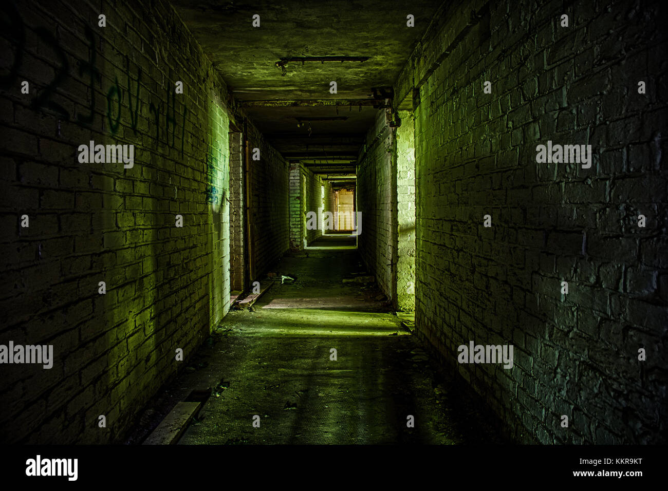 Étage dans la cave d'un bâtiment abandonné près de Bad Harzburg, Allemagne Banque D'Images Étage dans la cave d'un bâtiment abandonné près de Bad Harzburg, Allemagne Banque D'Images