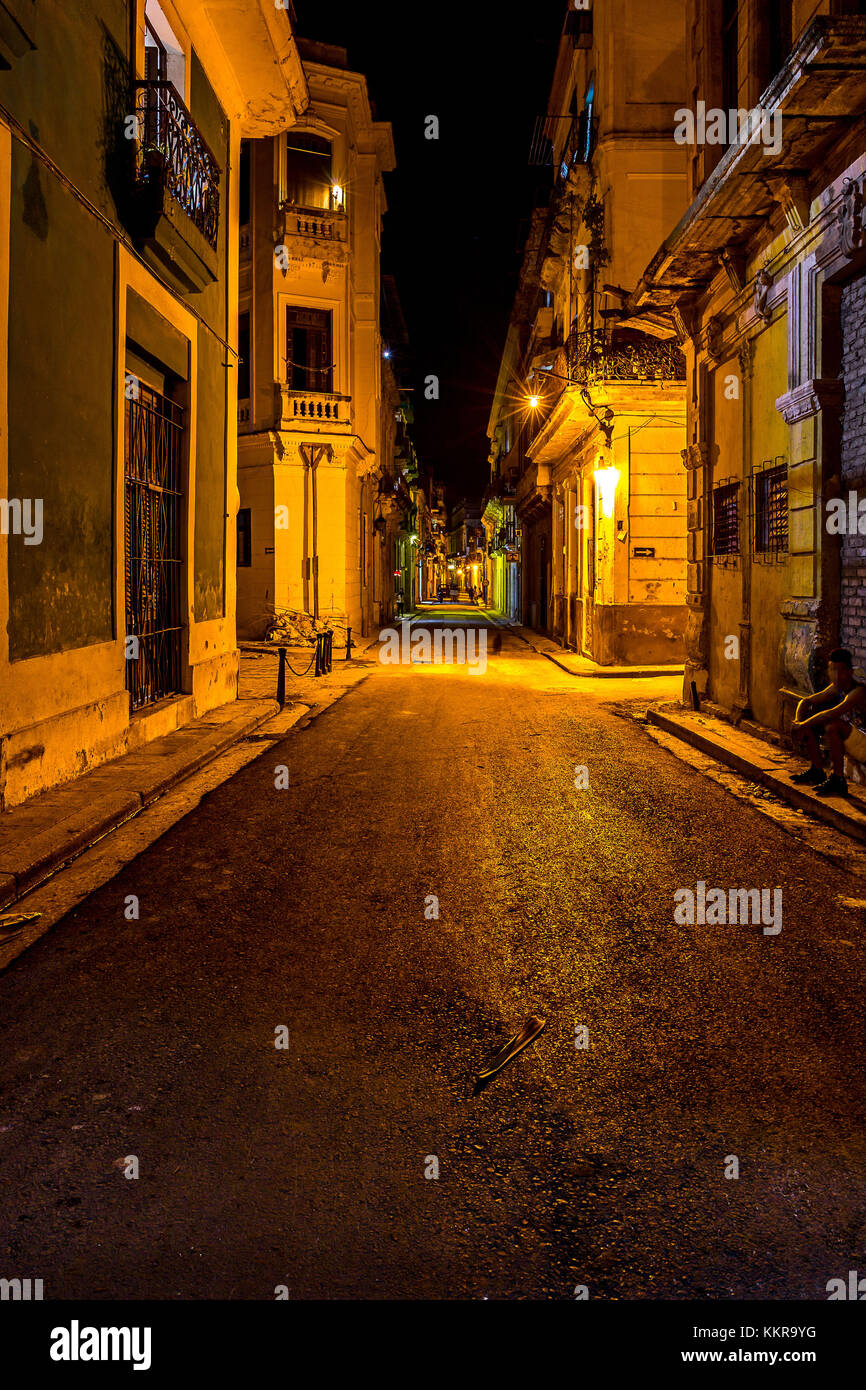 Nuit screne dans une rue de La Havane, Cuba Banque D'Images