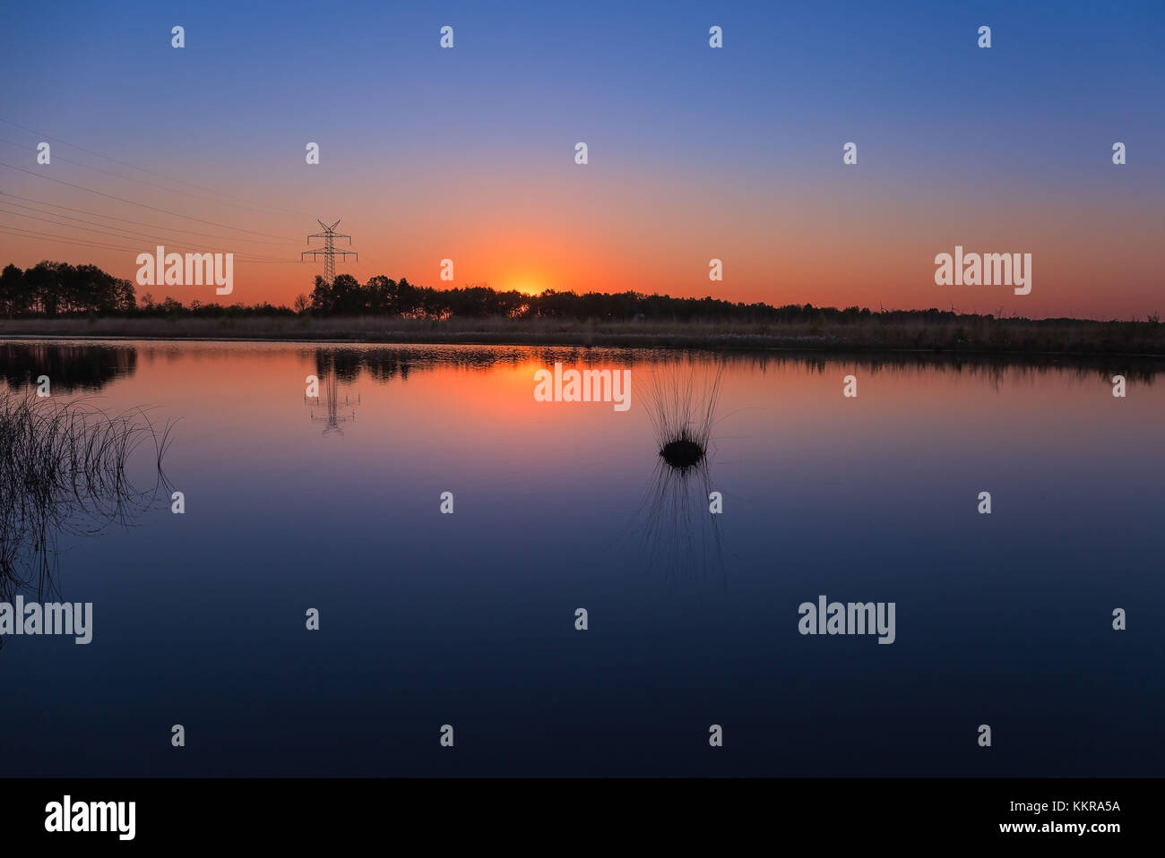 Le moorerlebnispfad stapeler le coucher du soleil à moor près de uplengen Banque D'Images