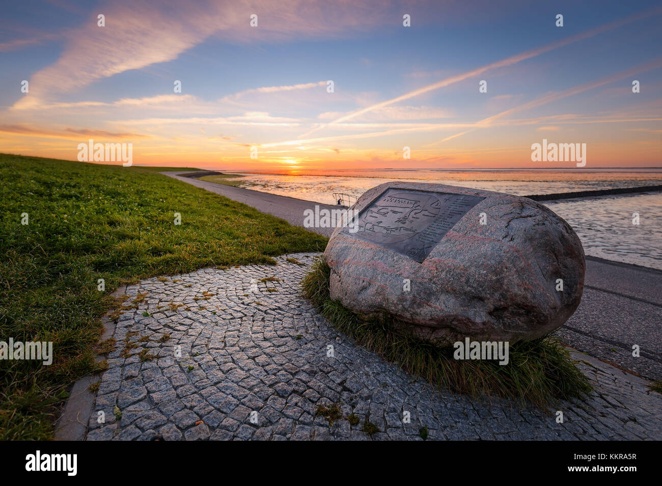 Dans eastfrisia au coucher du soleil un jour d'été Banque D'Images