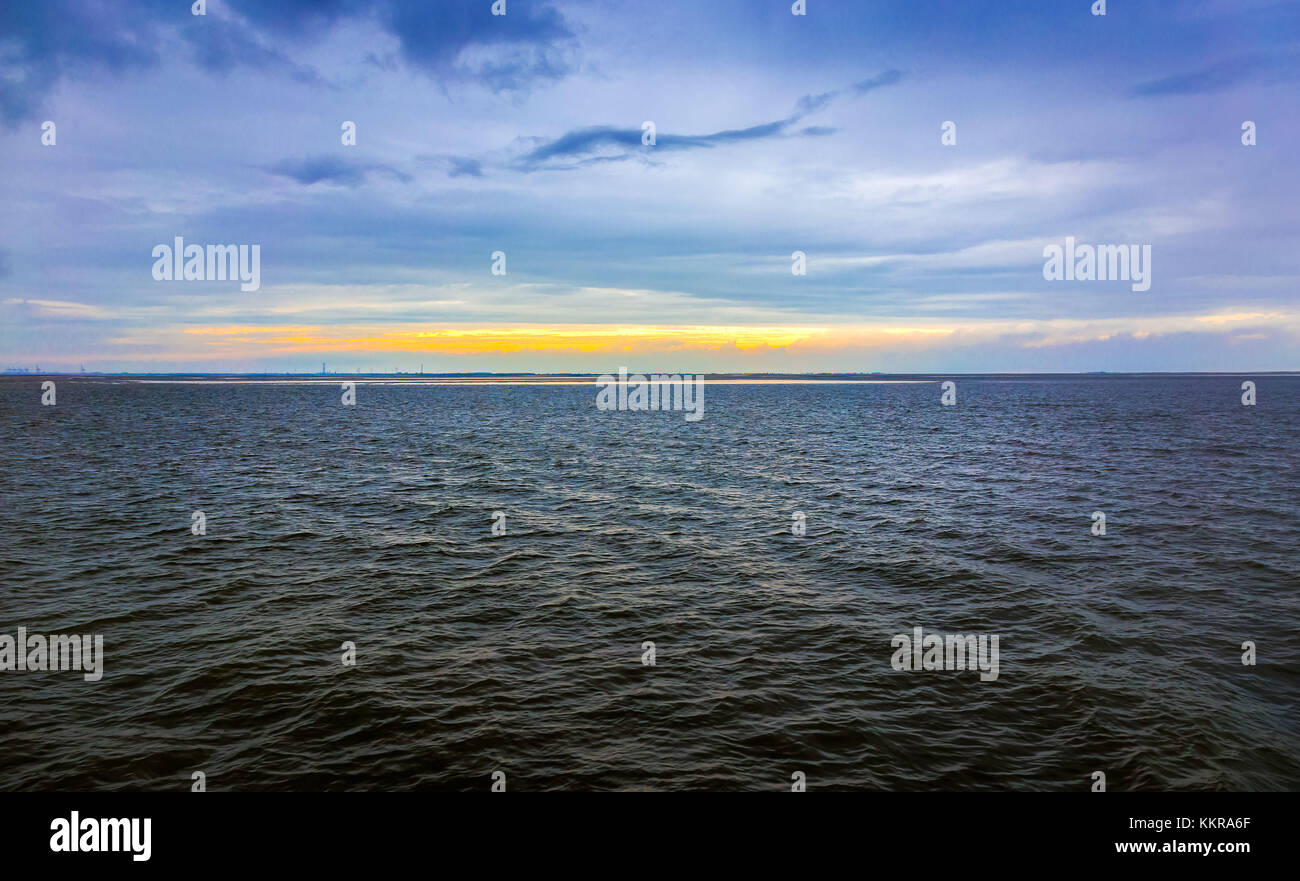 Coucher de soleil sur la mer du nord près de butjadingen Banque D'Images