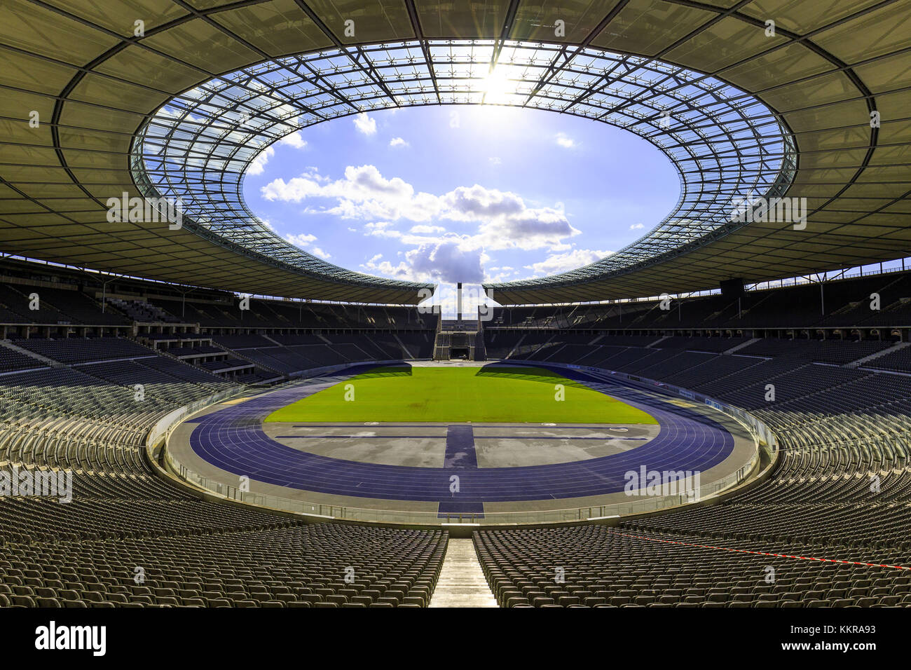 L'Olympiastadion Berlin est un stade sportif à Berlin, en Allemagne. Il a été construit à l'origine pour les Jeux Olympiques d'été de 1936 par Werner March. Pendant les Jeux Olympiques, on a estimé que le record de participation était de plus de 100,000. Aujourd'hui, le stade fait partie de l'Olympiapark Berlin. Banque D'Images