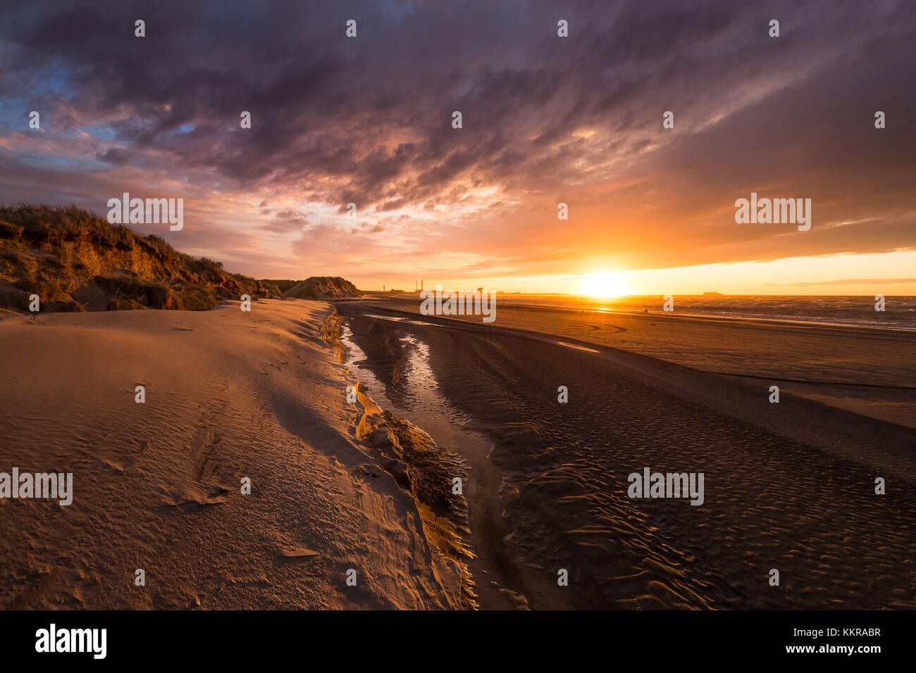 La plage à hirtshals, Danemark au coucher du soleil Banque D'Images