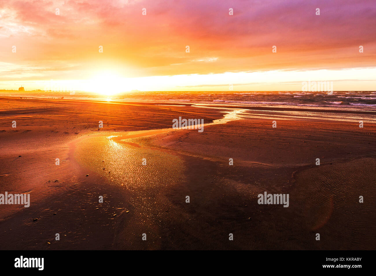 La plage à hirtshals, Danemark au coucher du soleil Banque D'Images