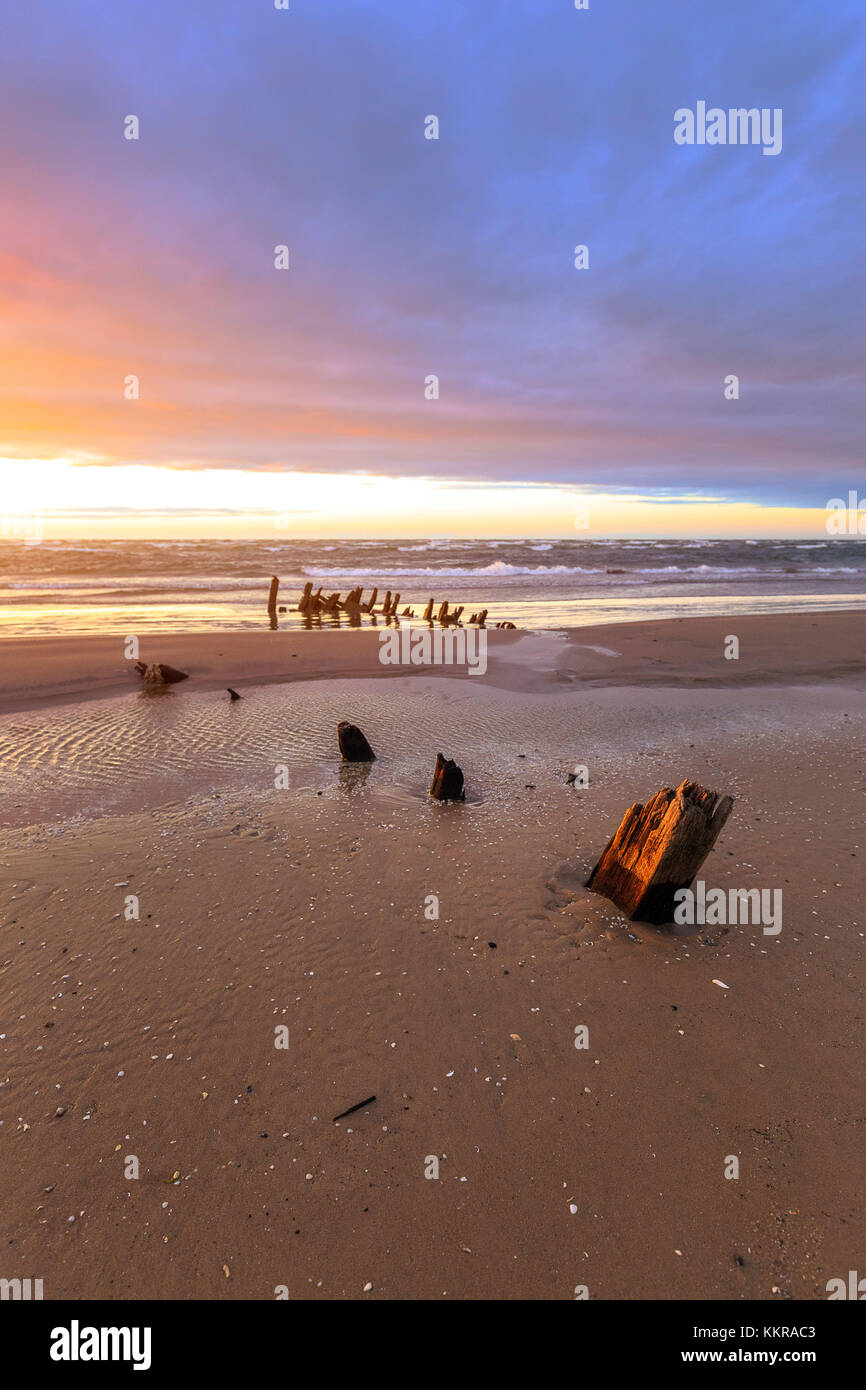 La plage à hirtshals, Danemark au coucher du soleil Banque D'Images