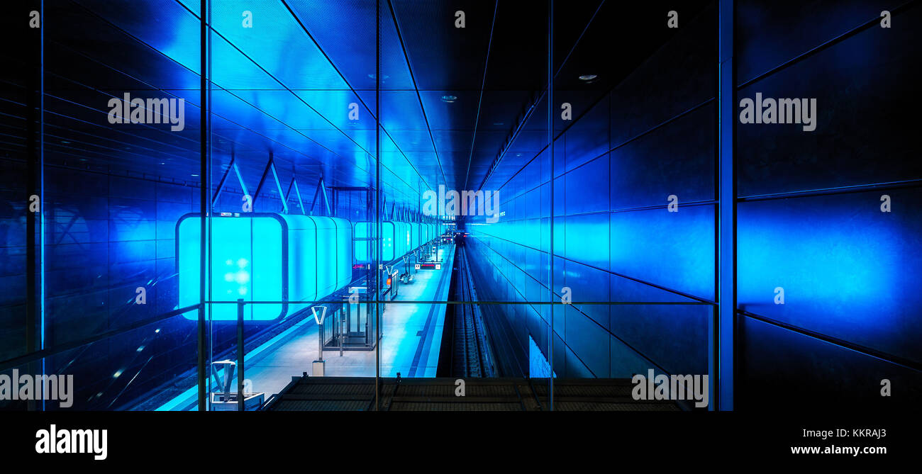 La station de métro U4 moderne Université de Hambourg près de la hafencity avec son impressionnant éclairage à led Banque D'Images