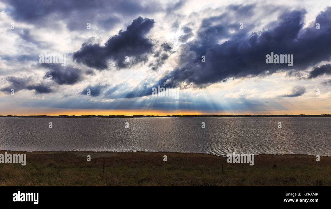 Le soleil brille à travers les nuages près de Agger Tange Banque D'Images