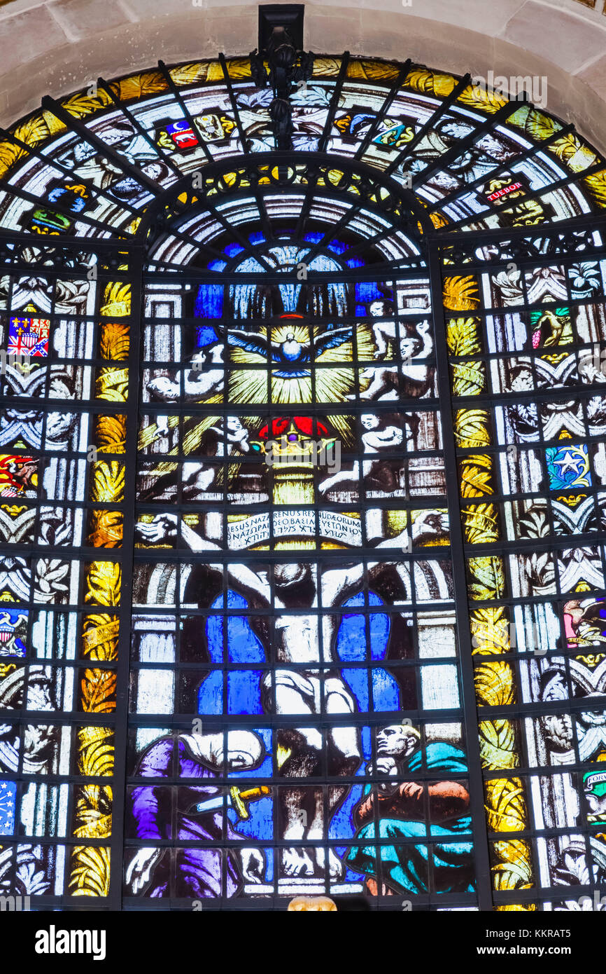 L'Angleterre, Londres, St Paul's Cathedral, l'Abside, vitrail représentant la crucifixion du Christ Banque D'Images
