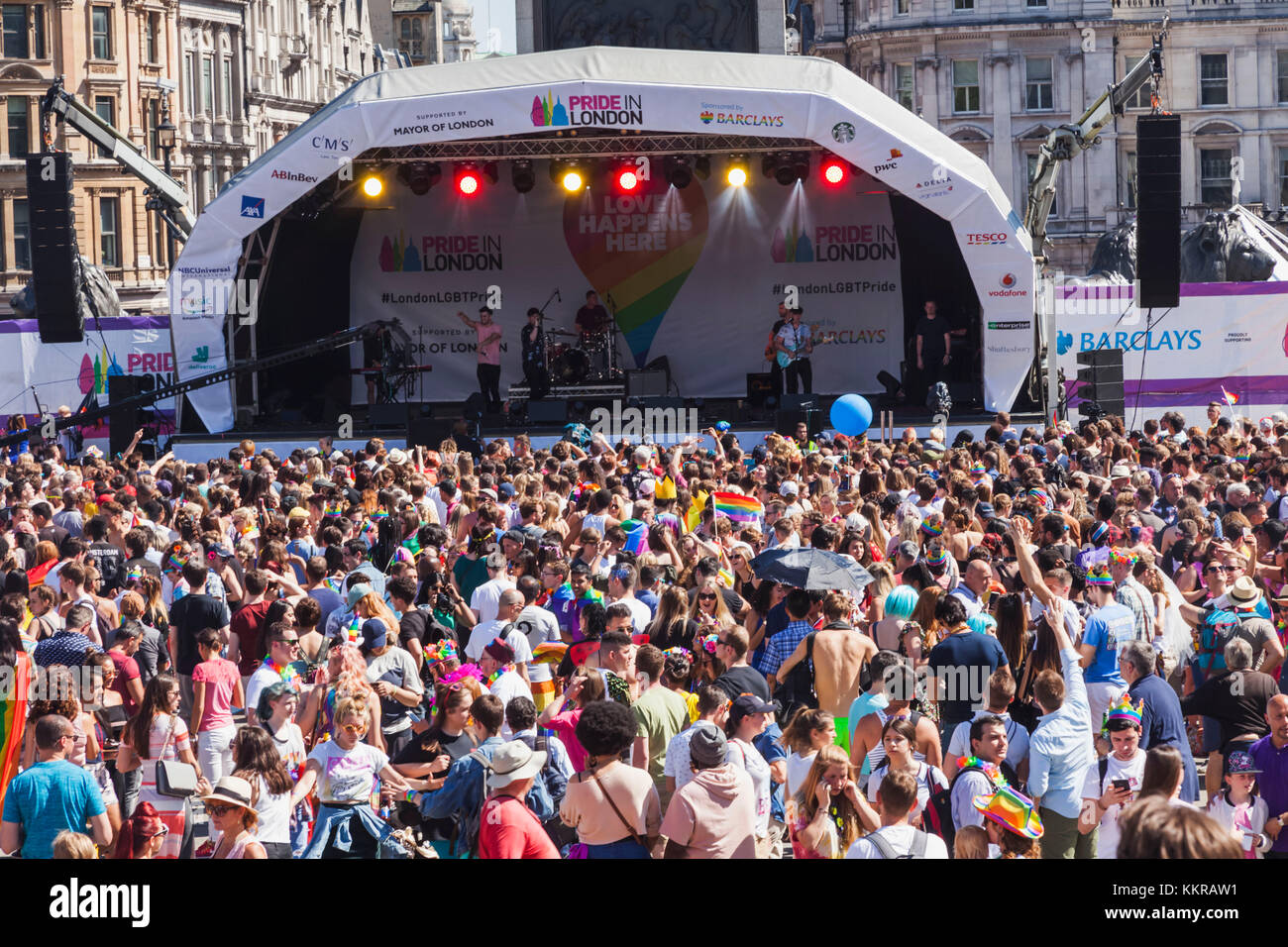 L'Angleterre, Londres, Trafalgar Square, les foules célébrant gay-pride festival Banque D'Images