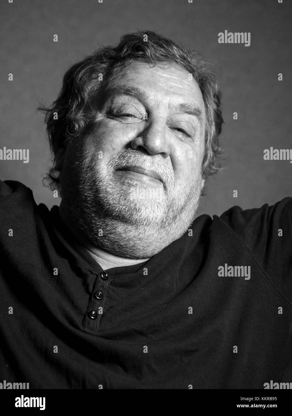 Portrait noir et blanc de l'heureux couple d'âge moyen Banque D'Images