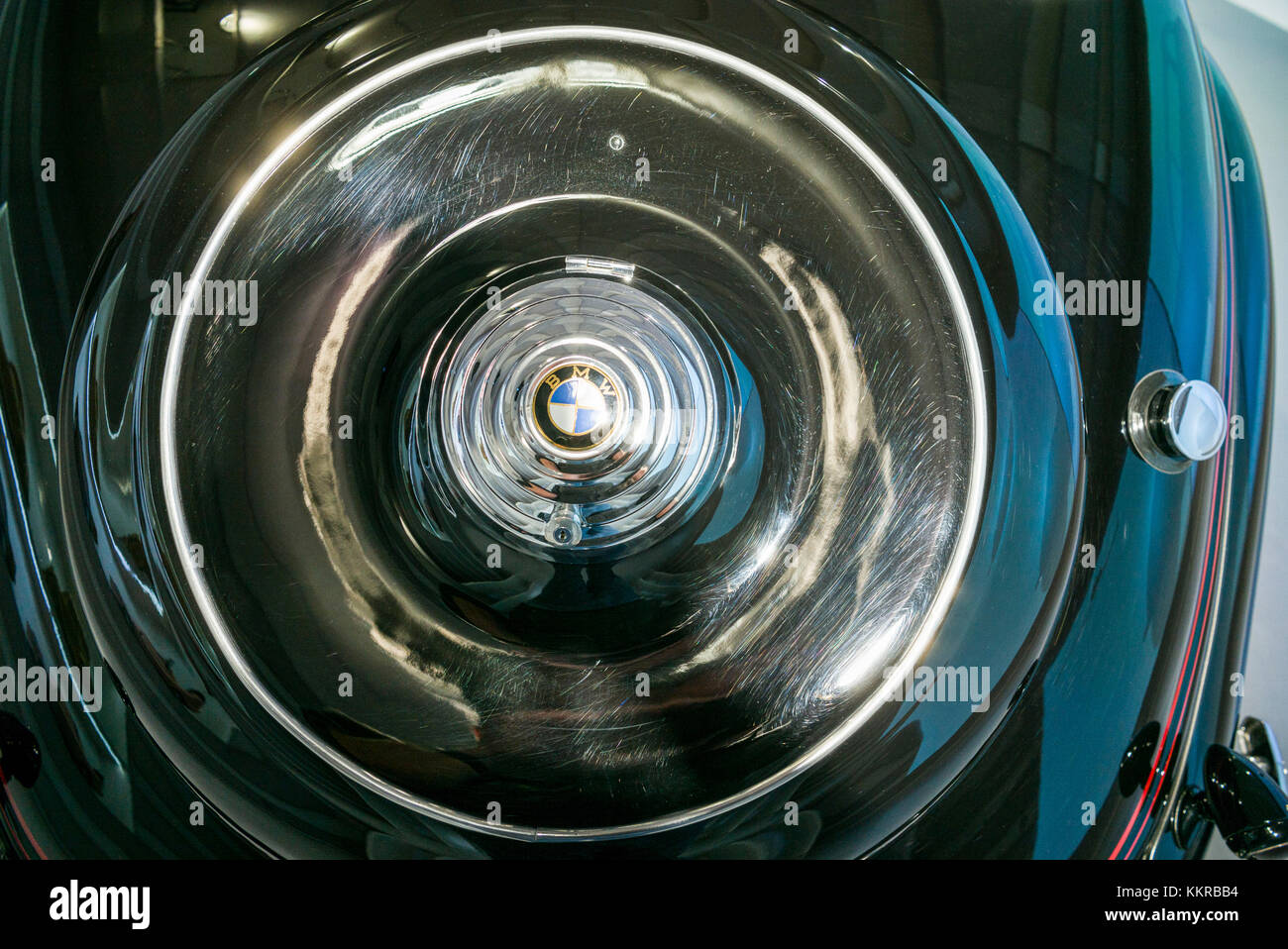 Allemagne, Bavière, Munich, Musée BMW, logo BMW sur hubcap de voiture Banque D'Images