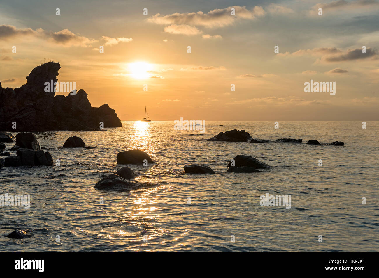 Zambione, province de Vibo Valentia, Calabre, Italie, Europe. Coucher de soleil sur la plage Lion's Rock Banque D'Images