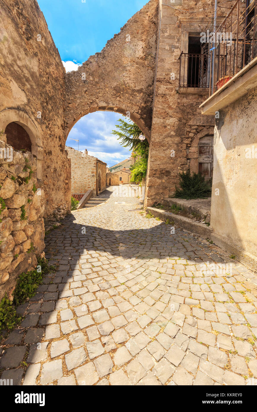 Vue d'une rue dans le centre historique de Santo Stefano di sessanio, Abruzzo, Italie. Banque D'Images
