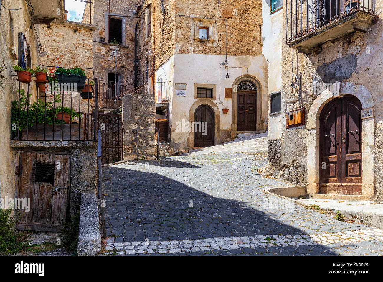 Faites défiler de maisons anciennes dans le centre historique de Santo Stefano di sessanio, Abruzzo, Italie. Banque D'Images