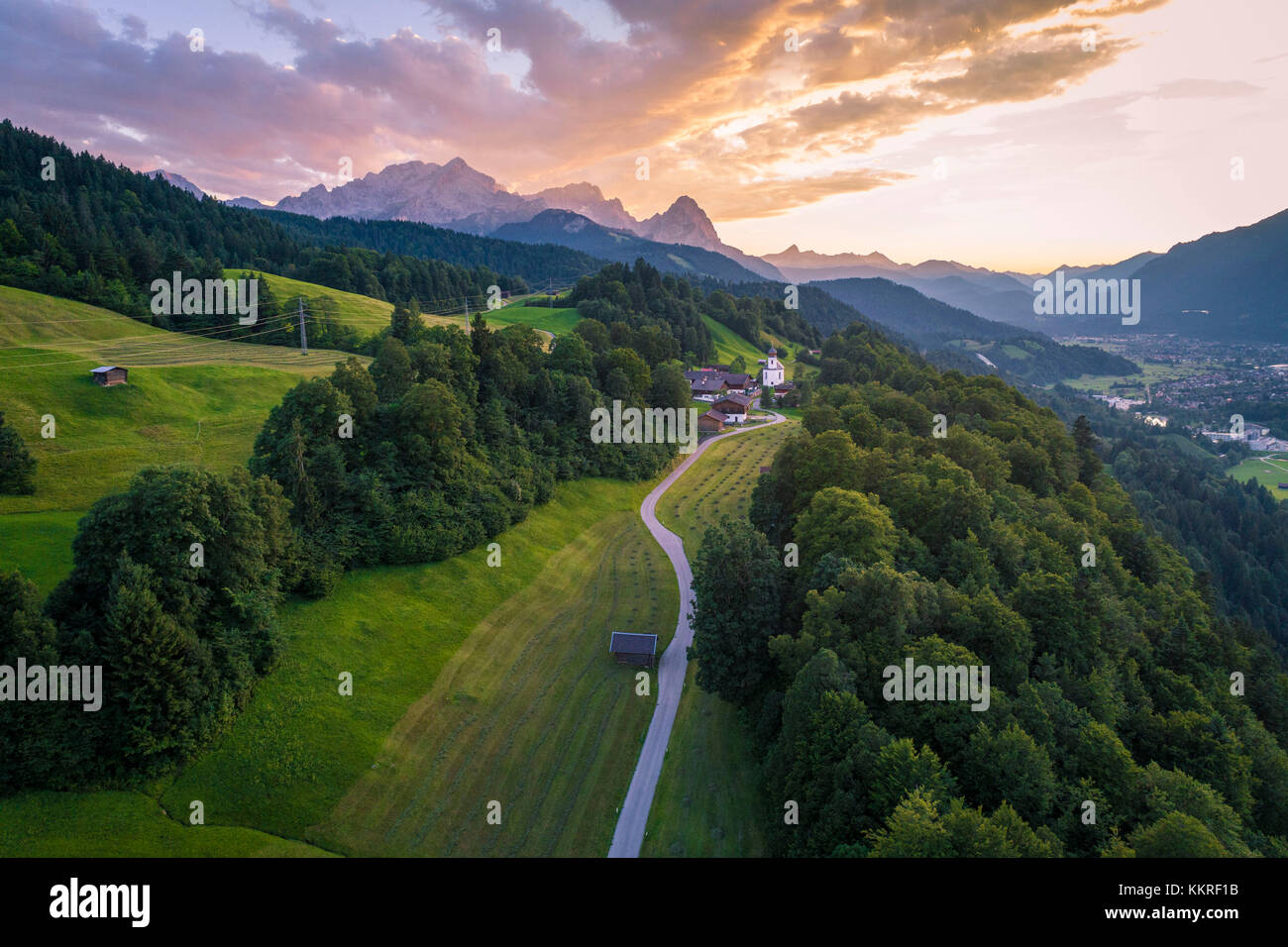 Vue aérienne du village emblématique de Wamberg, près de Garmisch-Partenkirchen, Alpes bavaroises, Allemagne Banque D'Images