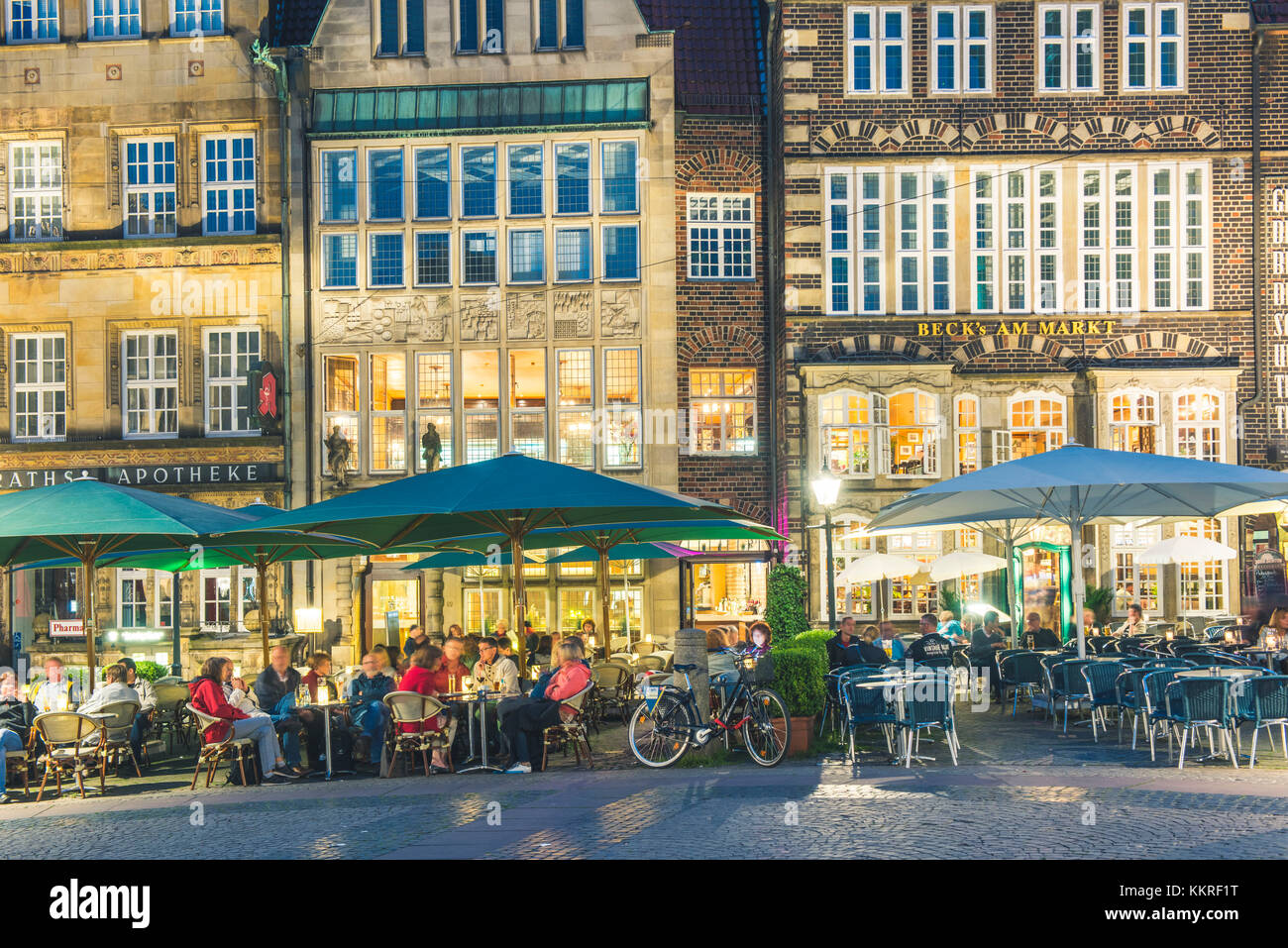 Brême, Etat de Brême, Allemagne. Cafés et anciens bâtiments de Marktplatz le soir. Banque D'Images