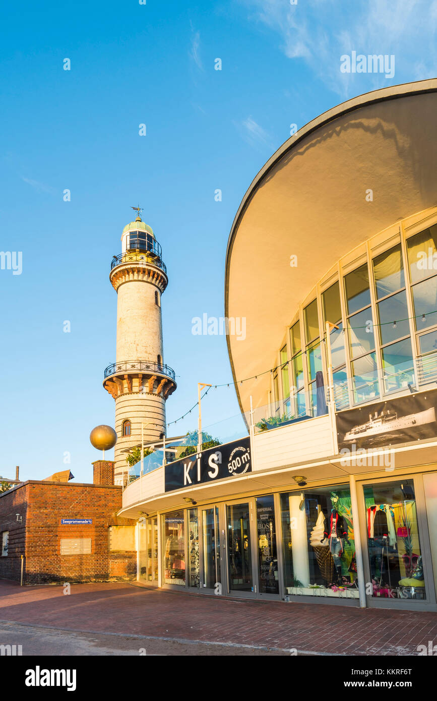 Warnemünde, Rostock, côte de la mer Baltique, Mecklembourg-Poméranie-Occidentale, en Allemagne. Phare et Teepott bâtiment. Banque D'Images Warnemünde, Rostock, côte de la mer Baltique, Mecklembourg-Poméranie-Occidentale, en Allemagne. Phare et Teepott bâtiment. Banque D'Images