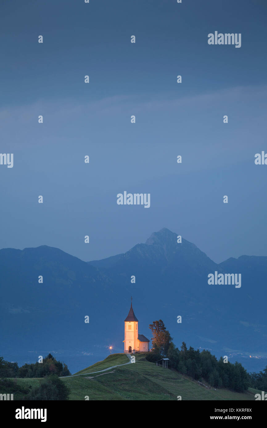 L'emblématique église Jamik, avec le Mont Triglav sur l'arrière-plan. Jamnik, Kranj, Haute-Carniole, la Slovénie. Banque D'Images