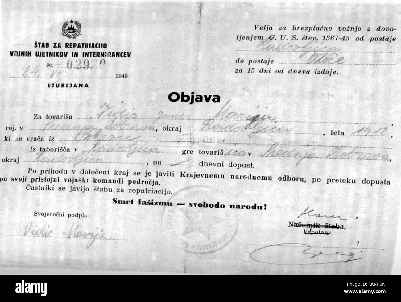 Le rapatriement désigne le processus de retour des personnes, en particulier des prisonniers ou des personnes déplacées, dans leur pays d'origine, événement important dans l'histoire des migrations et du règlement des conflits. Banque D'Images