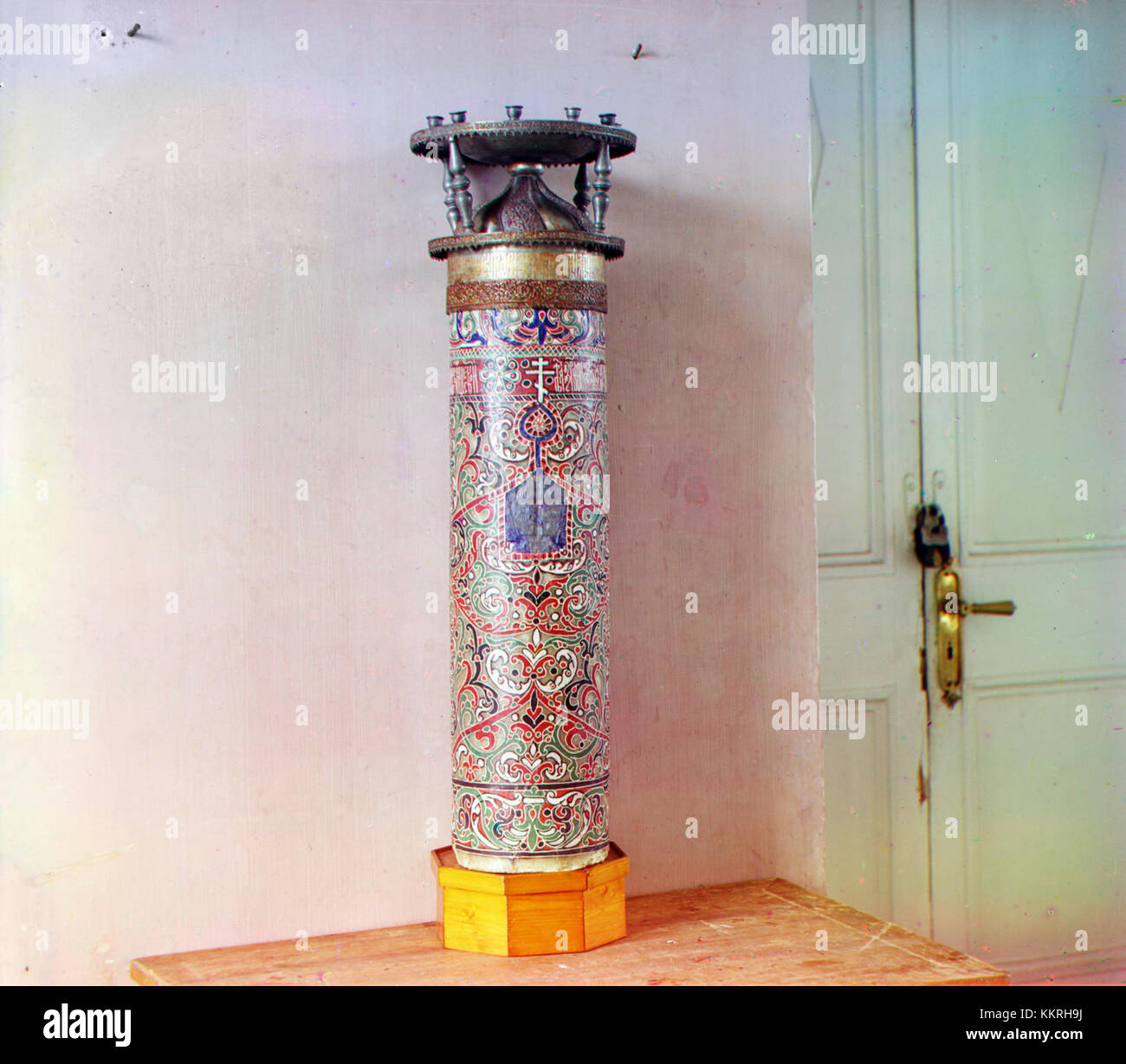 Cette image semble montrer une œuvre ou une pièce de l'artiste Gorskii, peut-être de l'année 2003, contribuant à son corpus de travail ou de style artistique au cours de cette période. Banque D'Images