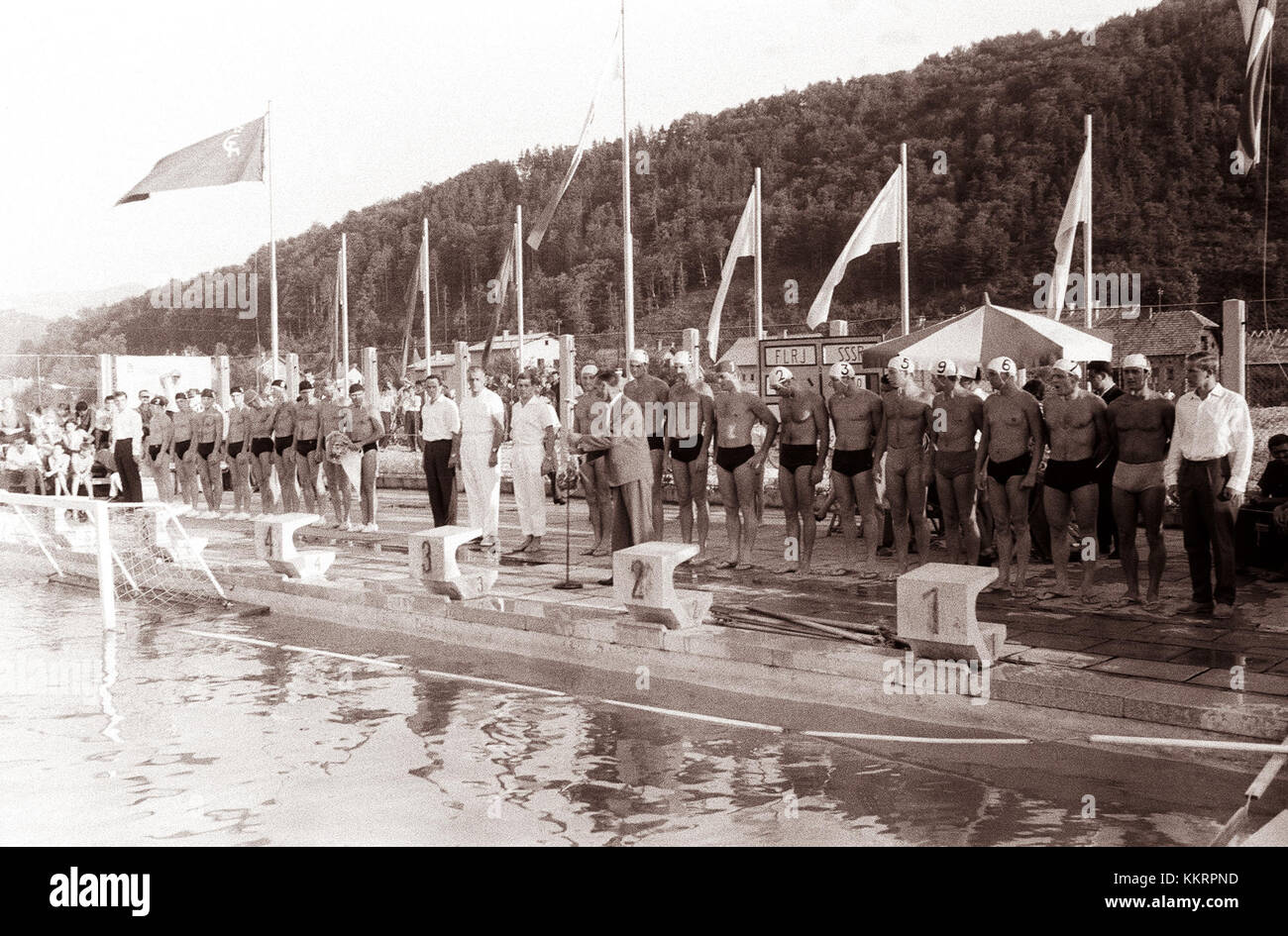 L'équipe yougoslave de water-polo a joué contre l'Union soviétique en 1962 à Celje, mettant en scène un match important entre deux grandes puissances sportives pendant la guerre froide. Le match a une importance historique dans l'histoire des sports de water-polo. Banque D'Images