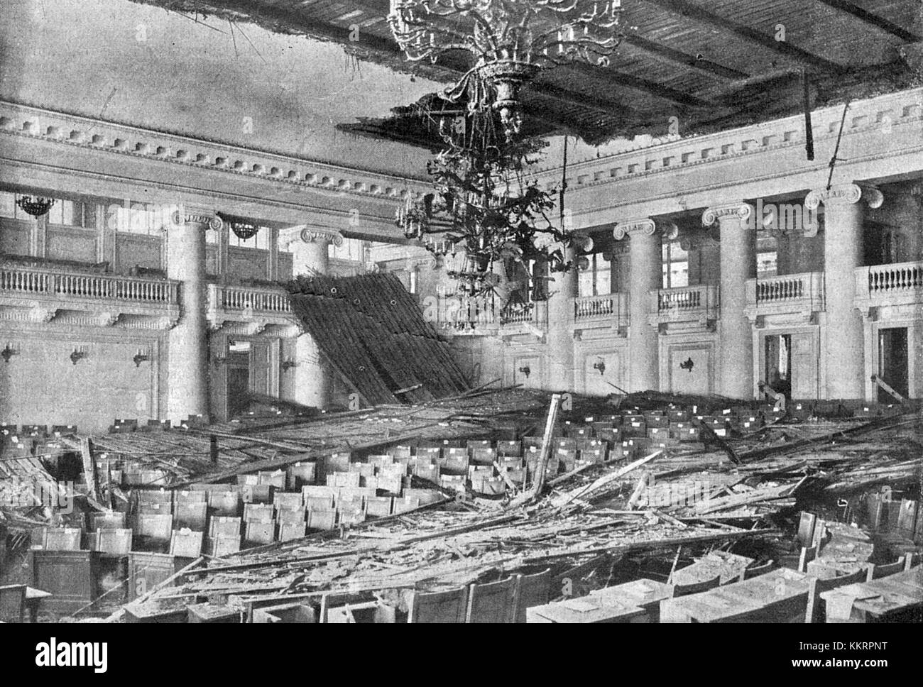 La Douma d'État est la chambre basse de l'Assemblée fédérale de Russie. « Obval Potolka » fait référence à un effondrement structurel, indiquant des problèmes potentiels dans l'intégrité du bâtiment. La Douma est une institution politique importante en Russie. Banque D'Images