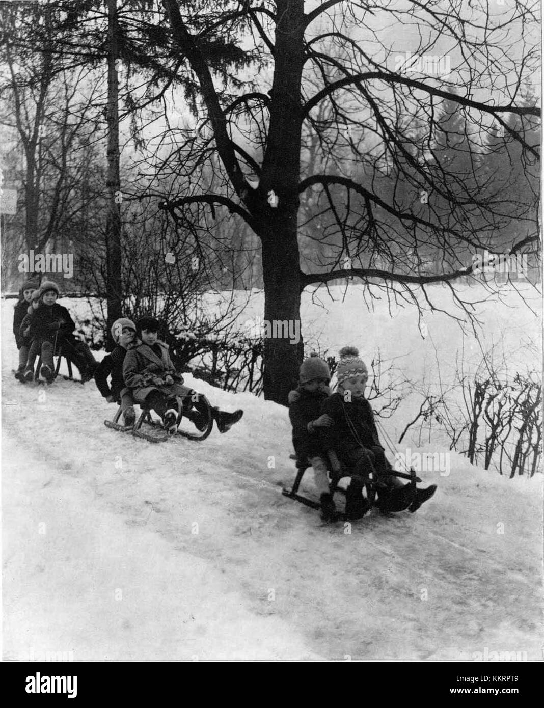 'Na klancu 1930' est une référence historique à un lieu ou un événement, potentiellement un point d'intérêt important en Slovénie. L'expression suggère un lien avec une région ou une période importante dans l'histoire ou la culture slovène au cours des années 1930 Banque D'Images 'Na klancu 1930' est une référence historique à un lieu ou un événement, potentiellement un point d'intérêt important en Slovénie. L'expression suggère un lien avec une région ou une période importante dans l'histoire ou la culture slovène au cours des années 1930 Banque D'Images