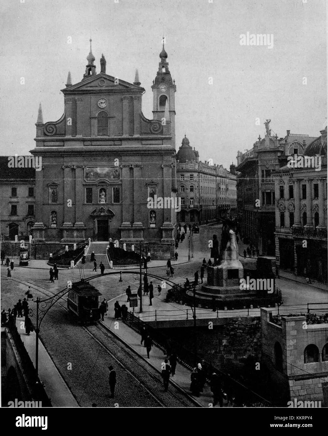Marijin trg, ou place Marie, à Ljubljana, en Slovénie, est une place historique connue pour son importance culturelle. Cette photographie de 1927 représente la place et son architecture environnante, offrant un aperçu de la vie urbaine de Ljubljana à cette époque. Banque D'Images