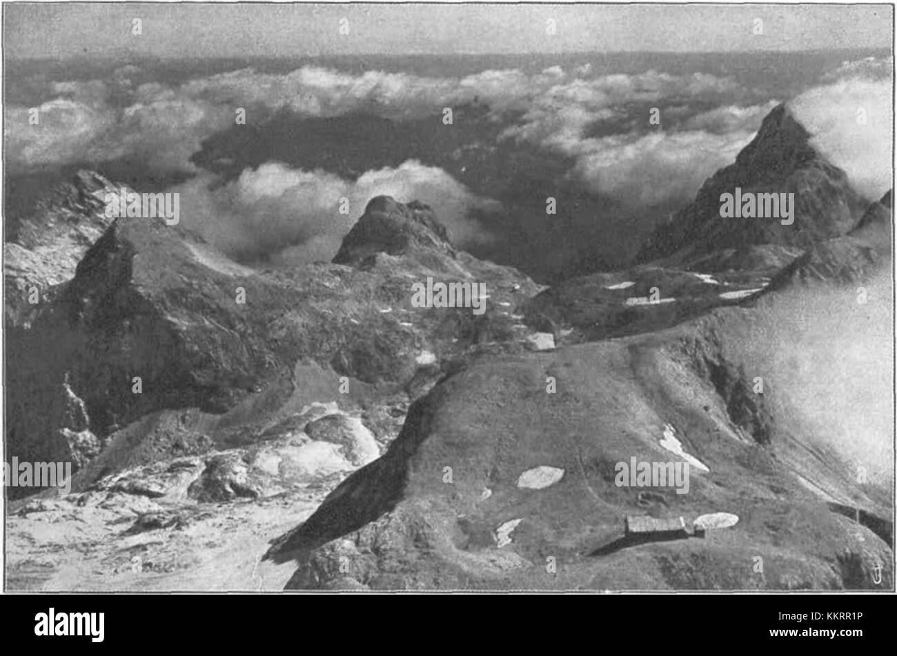 Cette photographie de 1926 capture la vue de Malé Triglav, Slovénie, regardant vers le nord-est. L'image met en valeur le paysage montagneux, mettant en valeur le terrain accidenté et la beauté naturelle de la région. Banque D'Images
