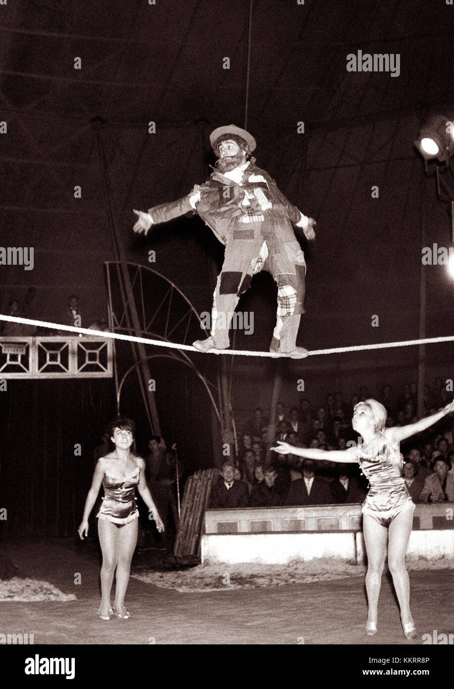 Premieria cirkusa Adria v Magdalenskem parku 1962 fait référence à la création du cirque Adria dans le parc Magdalenskem en 1962. L'événement a marqué un moment culturel important, mettant en vedette les spectacles et les divertissements du cirque, qui étaient populaires à cette époque. Banque D'Images
