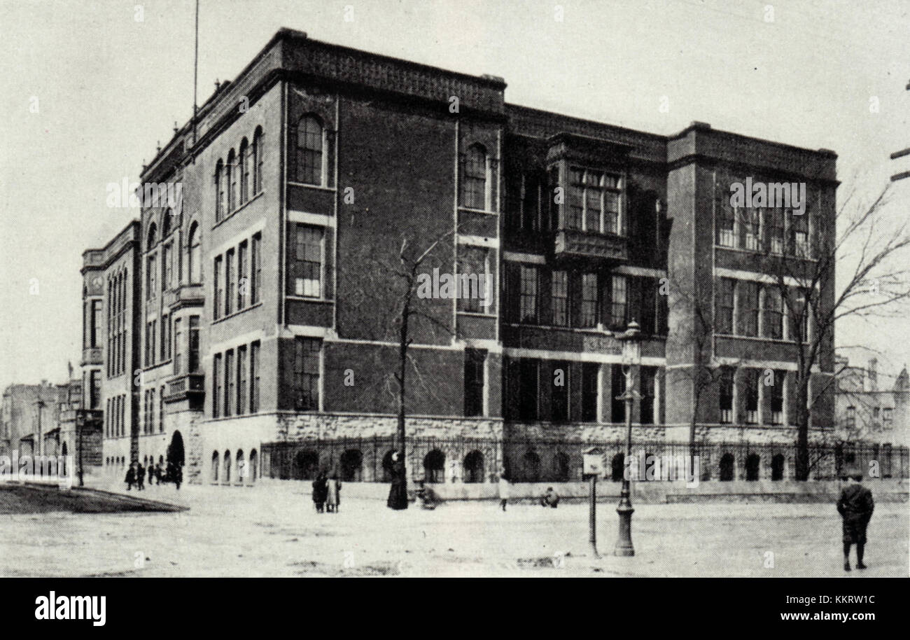 Photographie de l'école Forestville à Chicago, prise au début du XXe siècle. L'école représente un bâtiment éducatif typique de l'époque, avec une architecture reflétant le développement urbain de Chicago. Banque D'Images