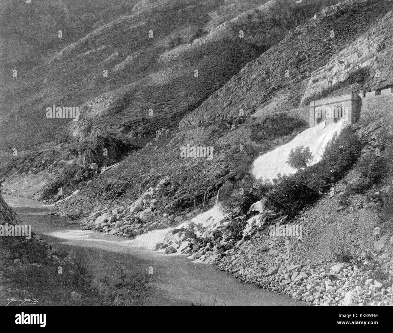 Izvor Komadine est une source naturelle située dans la région de Slovénie, connue pour son eau douce et propre. La source joue un rôle dans les ressources en eau locales et a une importance écologique et culturelle. Banque D'Images
