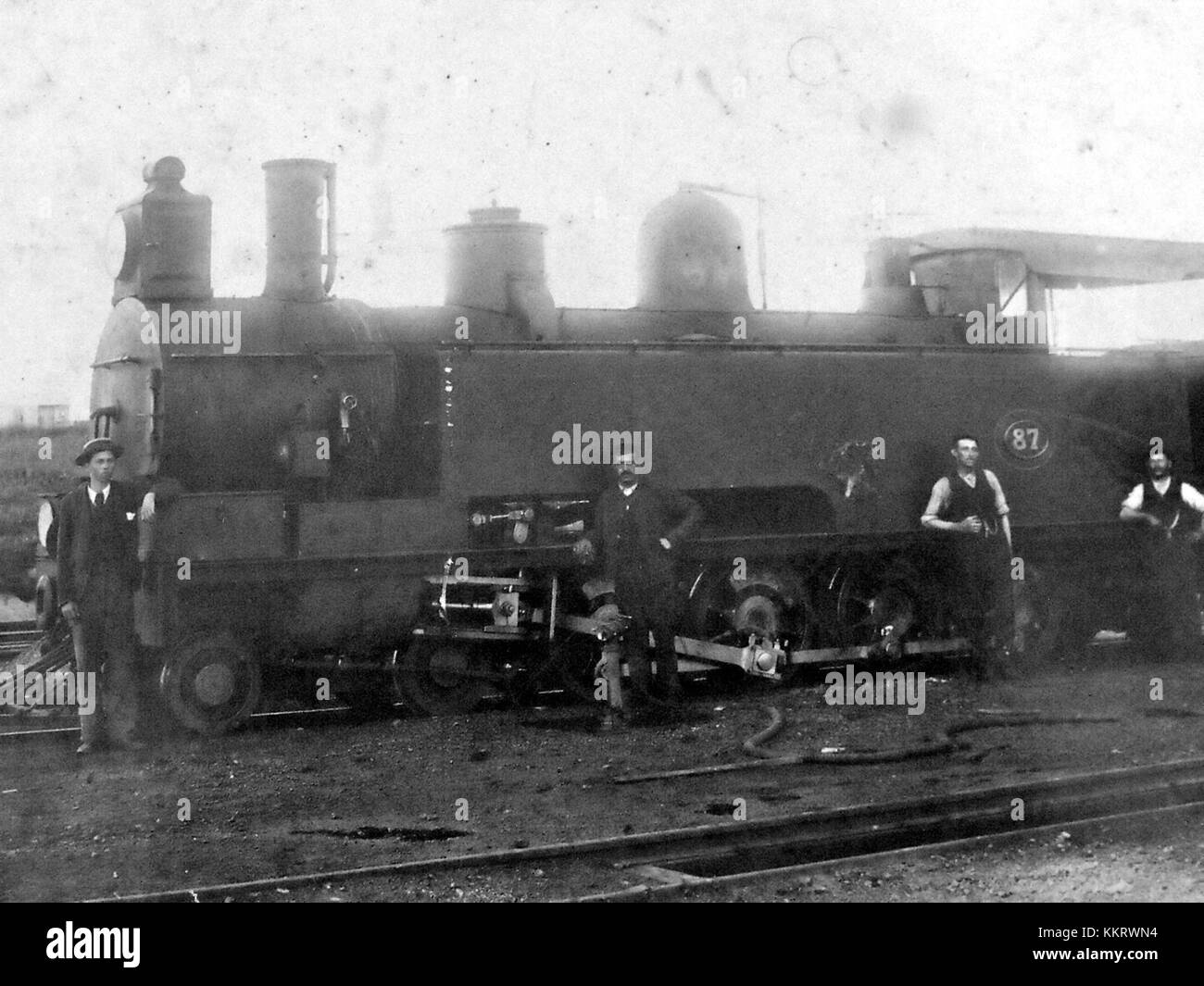 Une photographie de la locomotive 4-8-2T de classe A no. 87, une machine à vapeur notable de la NGR. L’image souligne la conception du moteur et son importance historique dans le transport ferroviaire. Banque D'Images