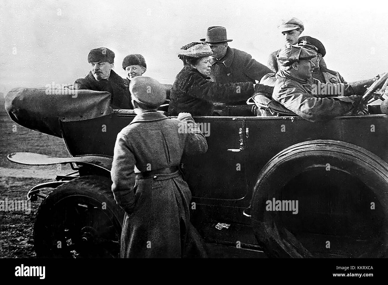 Cette photographie de 1918 montre Lénine, Nadezhda Krupskaya et Maria Oulianova dans une voiture lors d'un défilé de l'Armée Rouge. C'est une image historique significative représentant les dirigeants soviétiques aux premiers jours du gouvernement bolchevique. Banque D'Images