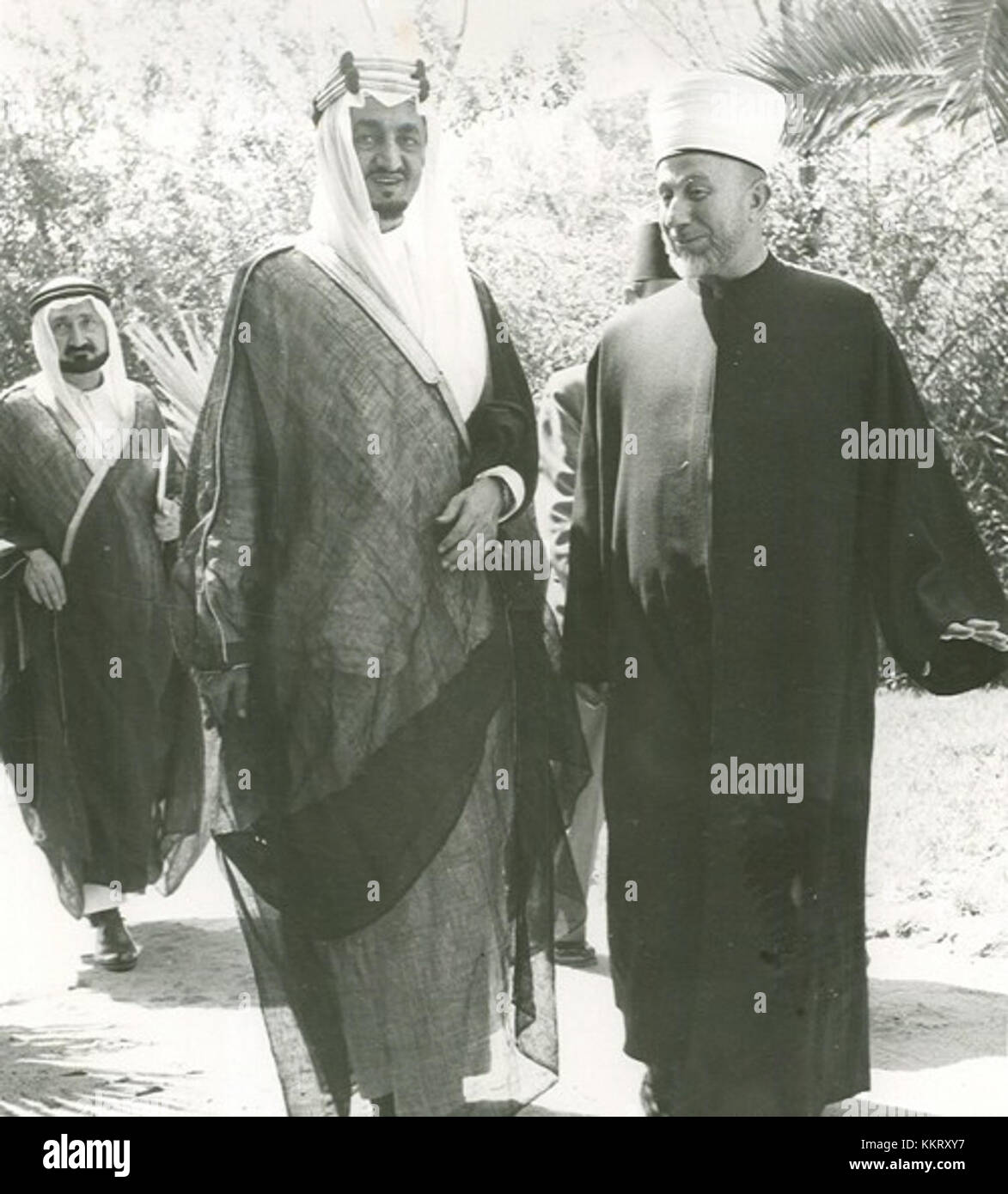Photographie représentant le roi Fayçal d'Arabie saoudite avec Haj Amin al Husseini, le grand mufti de Jérusalem. L'image reflète la signification politique et historique de leur rencontre. Banque D'Images