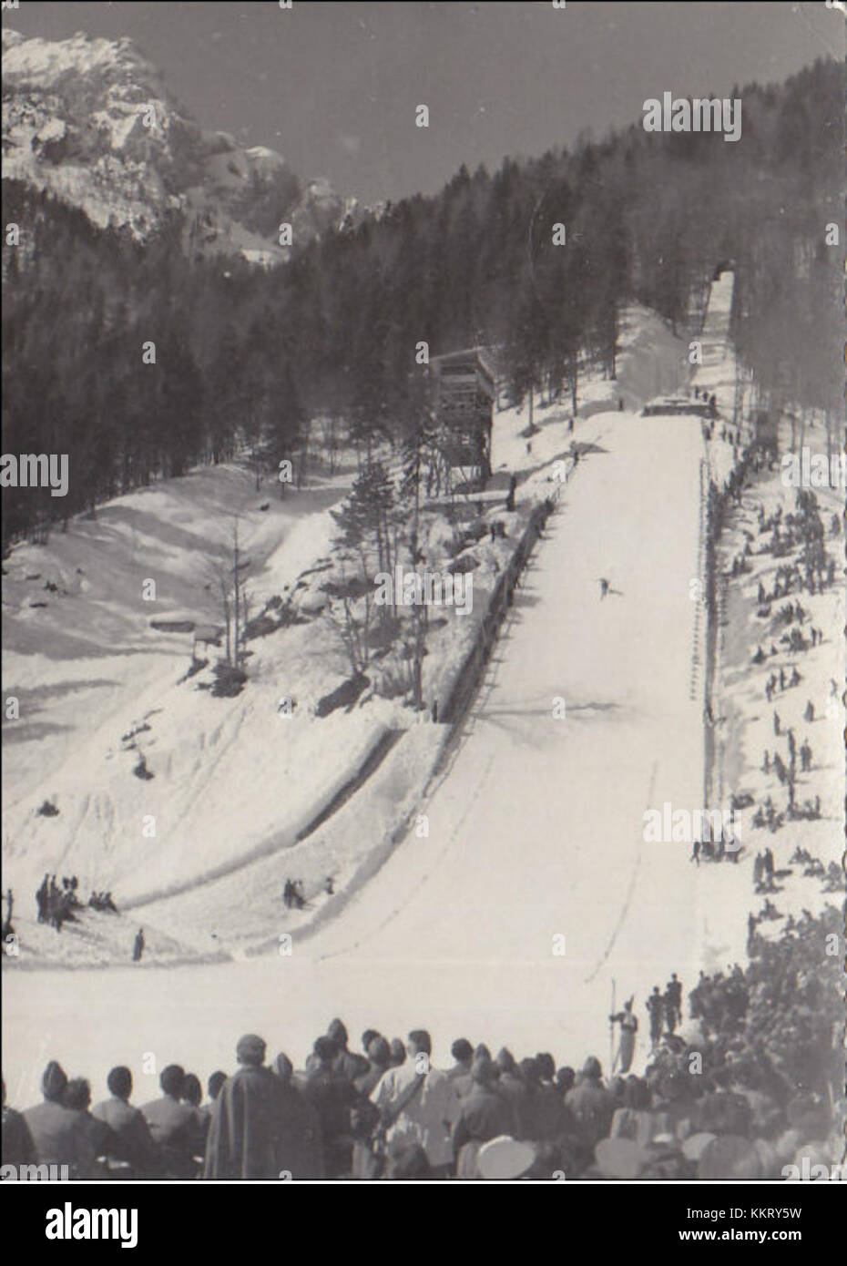 Une carte postale de 1955 de Planica, Slovénie, montrant la célèbre colline de saut à ski de la ville. Planica est connue pour ses événements de vol à ski et est un lieu clé pour les sports d'hiver en Slovénie, en particulier le saut à ski, depuis de nombreuses années. Banque D'Images