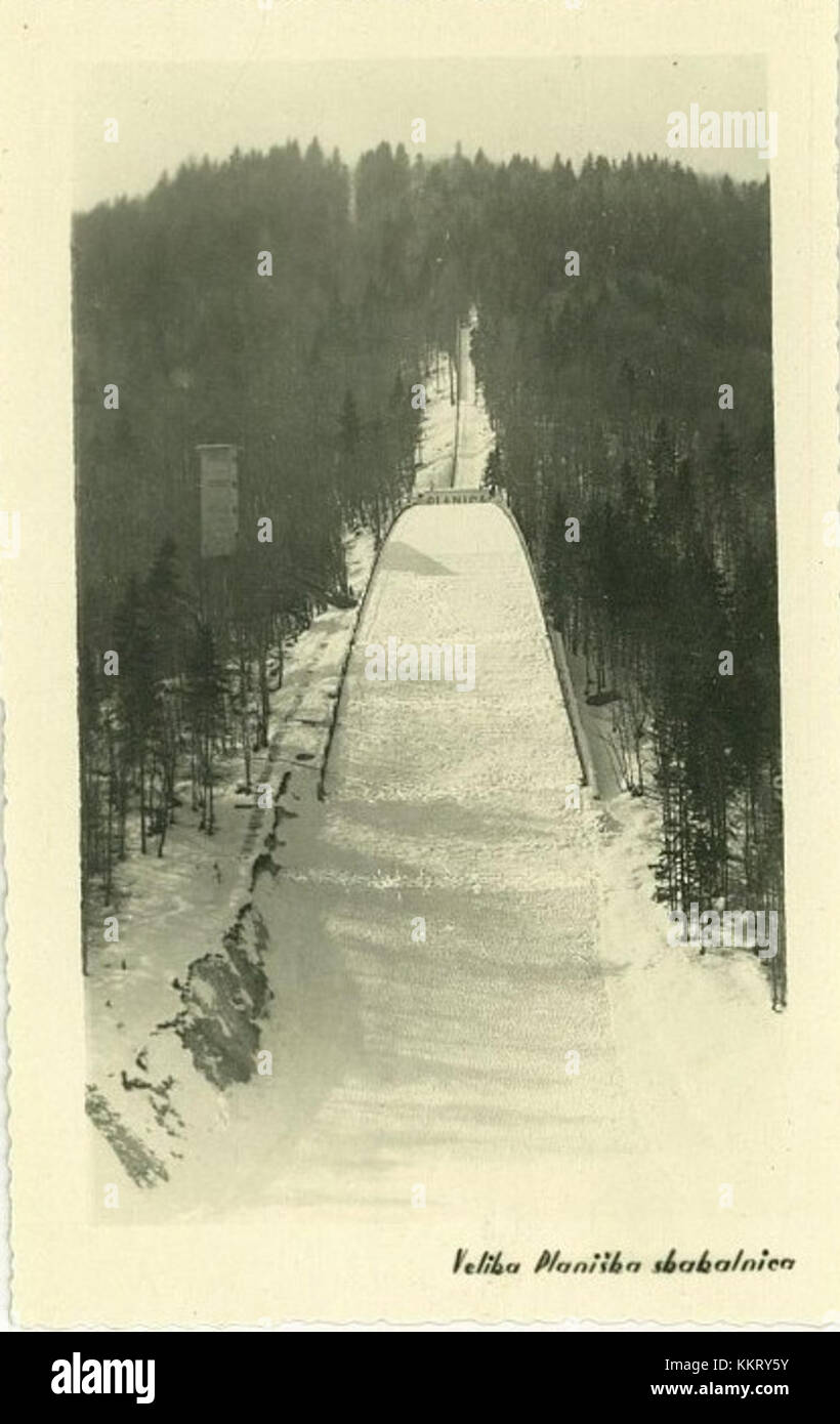 Razglednica Planice 1954 fait référence à une carte postale de Planica, Slovénie, capturant un moment historique ou une vue du paysage de la région, en particulier en rapport avec les événements de saut à ski et la colline de saut à ski de Planica. Banque D'Images