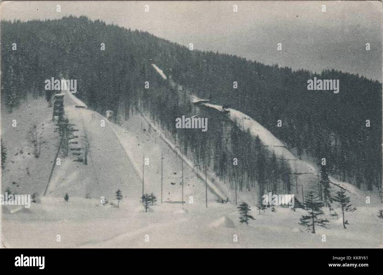 Une carte postale de 1951 mettant en vedette Planica, Slovénie, connue pour sa colline de ski et comme un site majeur pour les événements de saut à ski. Planica a une riche histoire dans les sports d'hiver et est un symbole des réalisations sportives de la Slovénie. Banque D'Images