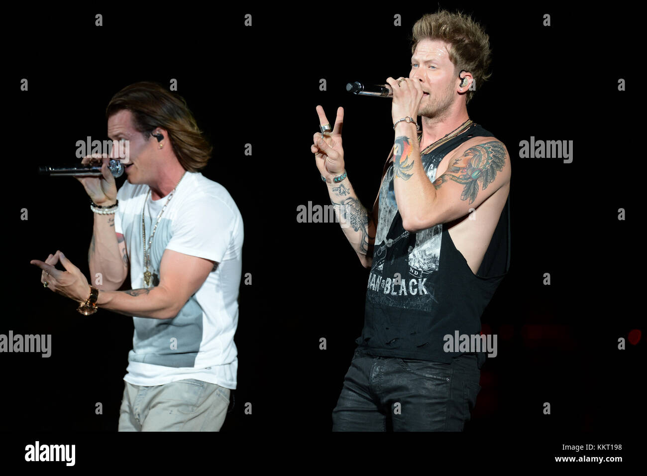 WEST PALM BEACH, FL - le 28 mai : Brian Kelley et Tyler Hubbard de Florida Georgia Line effectuer au Coral Sky Amphitheatre le 28 mai 2015 à West Palm Beach Florida : Brian Kelley, Tyler Hubbard Banque D'Images