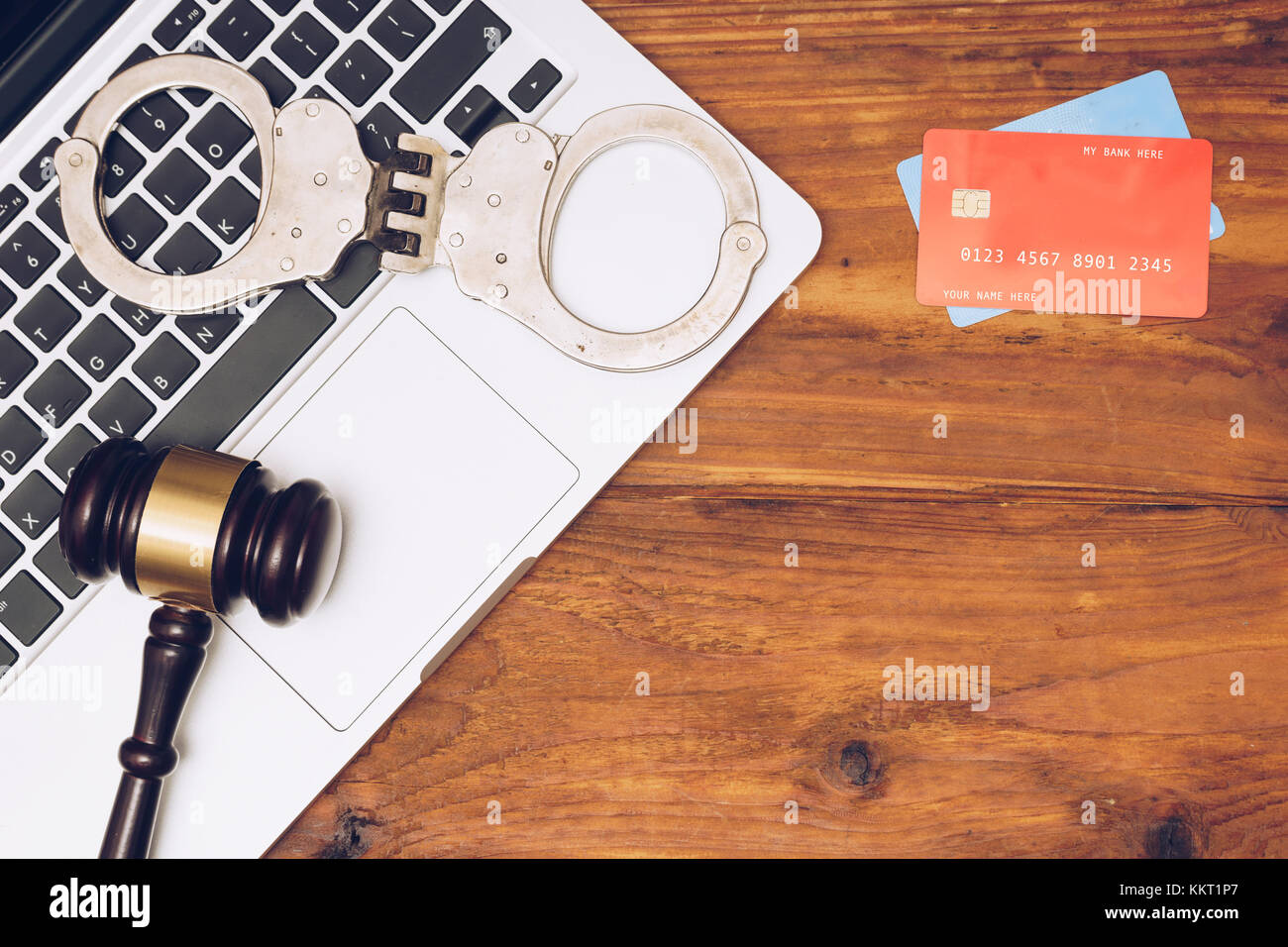 Menottes, Gavel et juge les cartes de crédit sur le clavier d'ordinateur portable. Concept de la criminalité sur internet, le piratage, la cybercriminalité et les paiements virtuels Banque D'Images