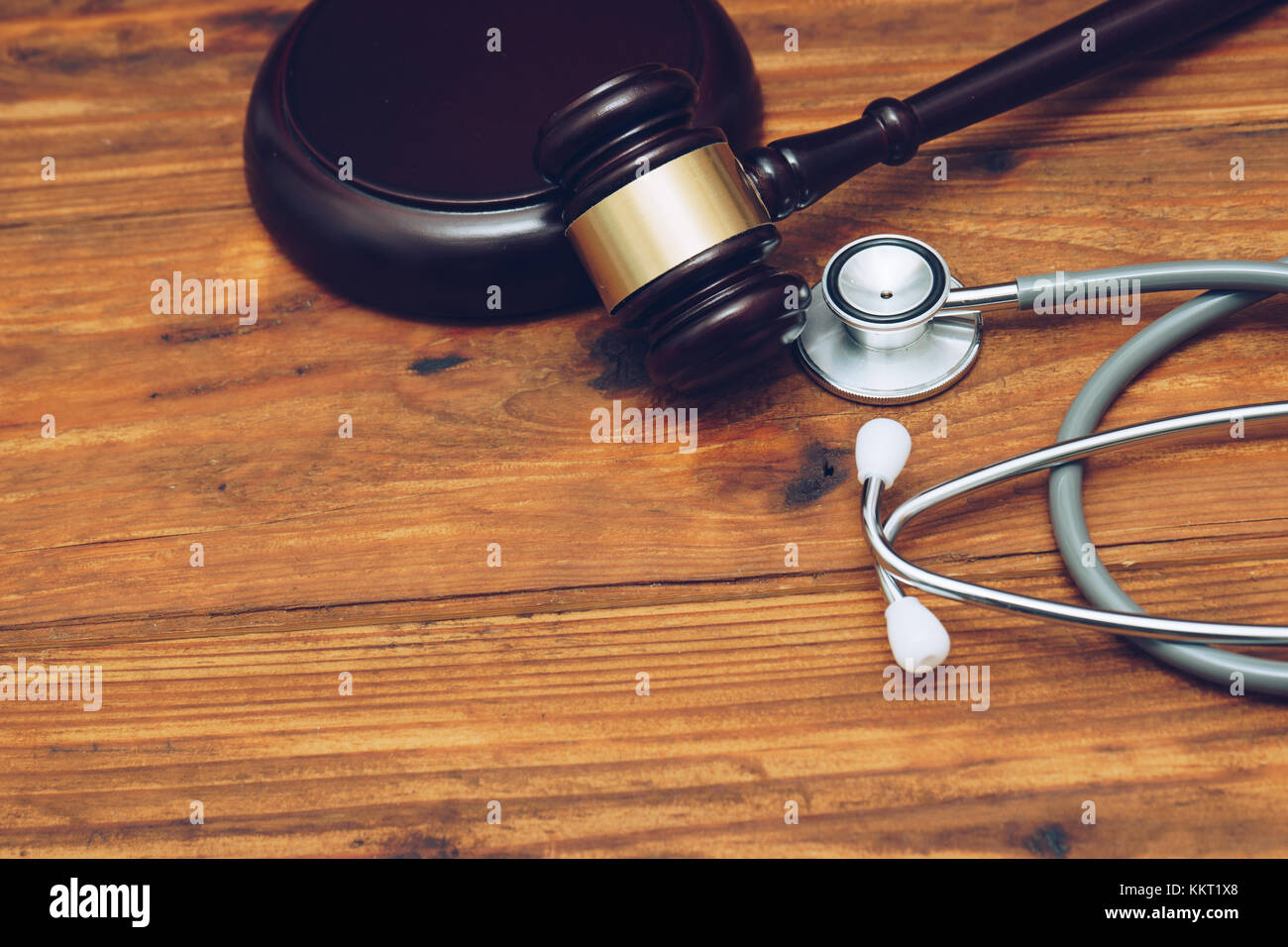Stéthoscope avec marteau du juge. Notion de santé et médecine, faute médicale, système juridique. Banque D'Images