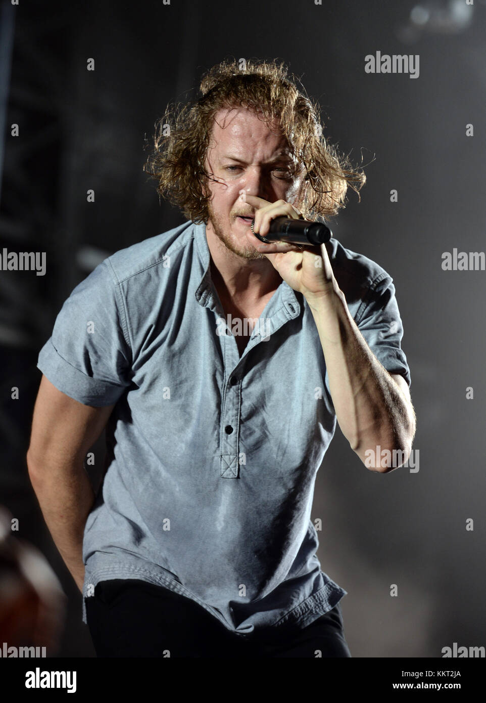 MIAMI BEACH, FL - 30 DÉCEMBRE : Dan Reynolds de Imagine Dragons effectue au cours de l'Orange Bowl Beach Bash le 30 décembre 2015 à Miami Beach, Floride Personnes : Dan Reynolds Banque D'Images