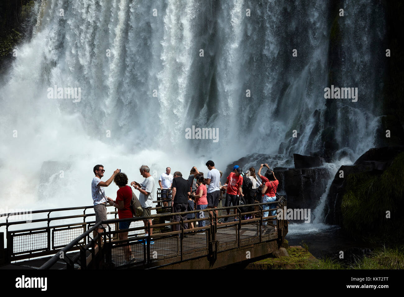Touristes à l'affût des chutes d'Iguazu, sur la frontière Argentine - Brésil, Amérique du Sud Banque D'Images